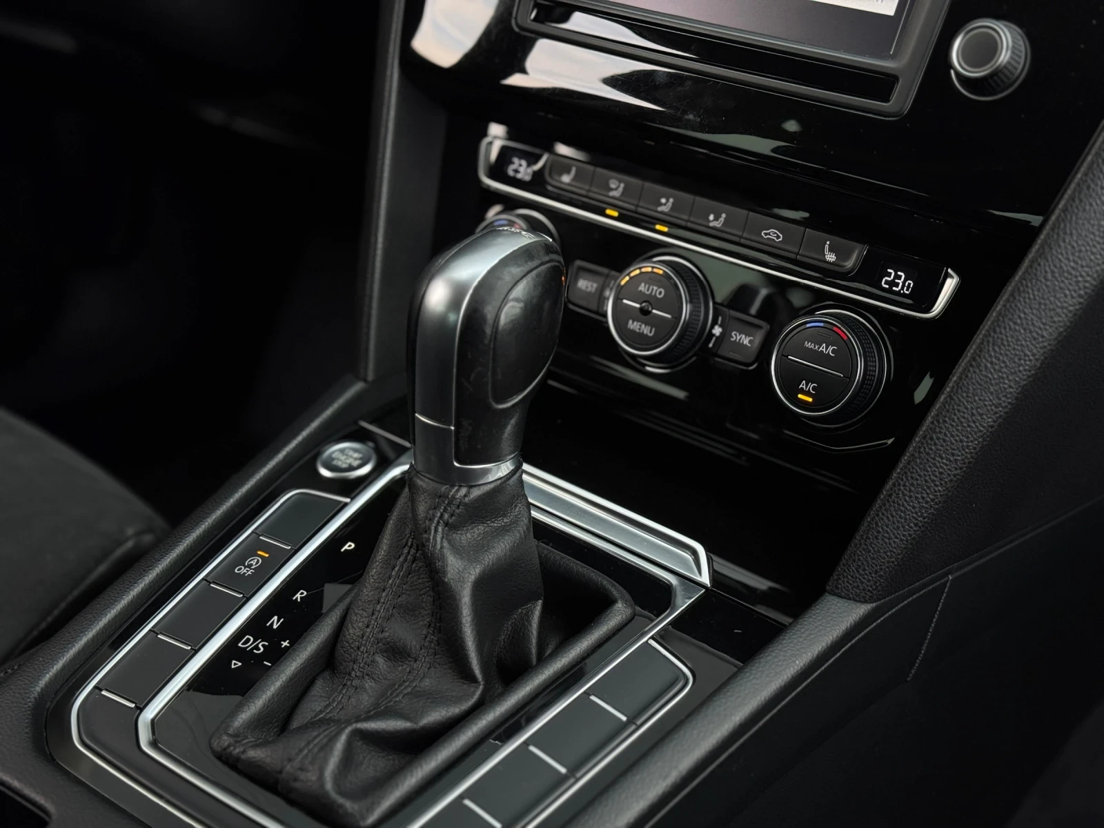 VW Passat 2.0TDI HIGHLINE / ВЪРНАТ ОТ ЛИЗИНГ, снимка 7 - Автомобили и джипове - 52411586