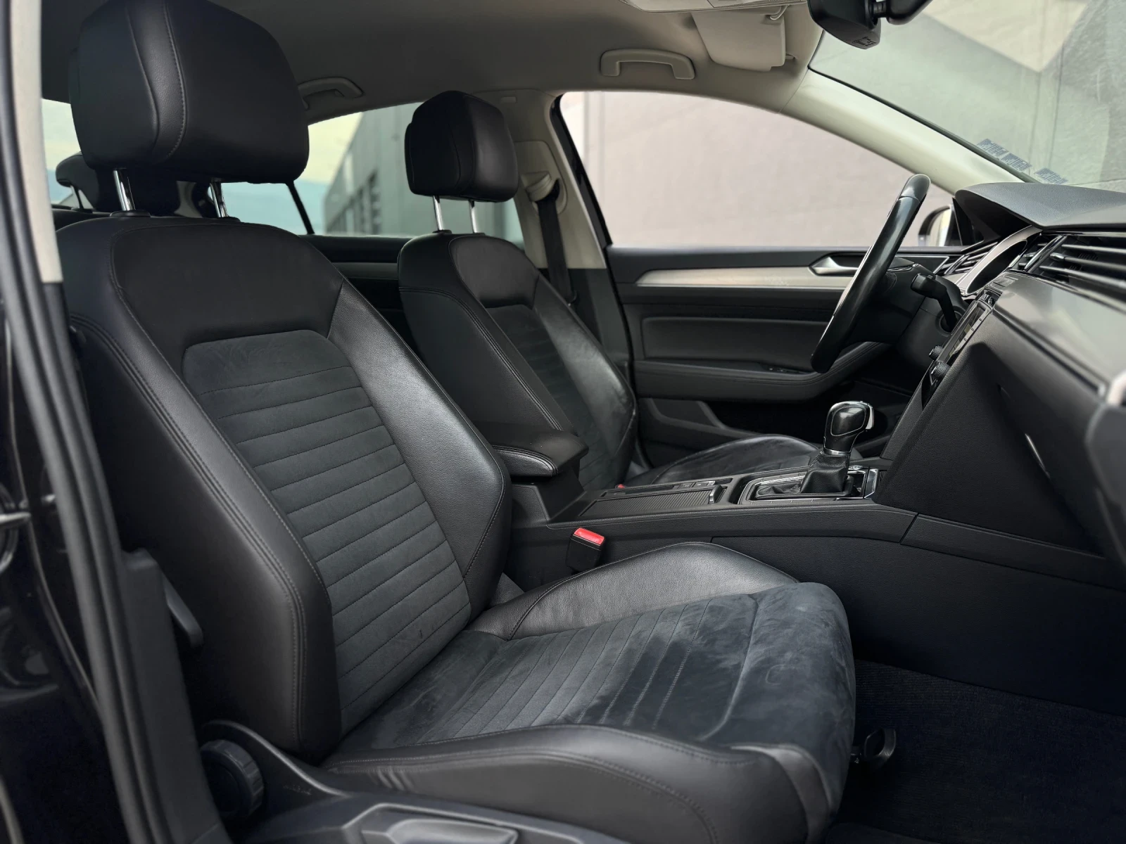 VW Passat 2.0TDI HIGHLINE / ВЪРНАТ ОТ ЛИЗИНГ, снимка 9 - Автомобили и джипове - 52411586