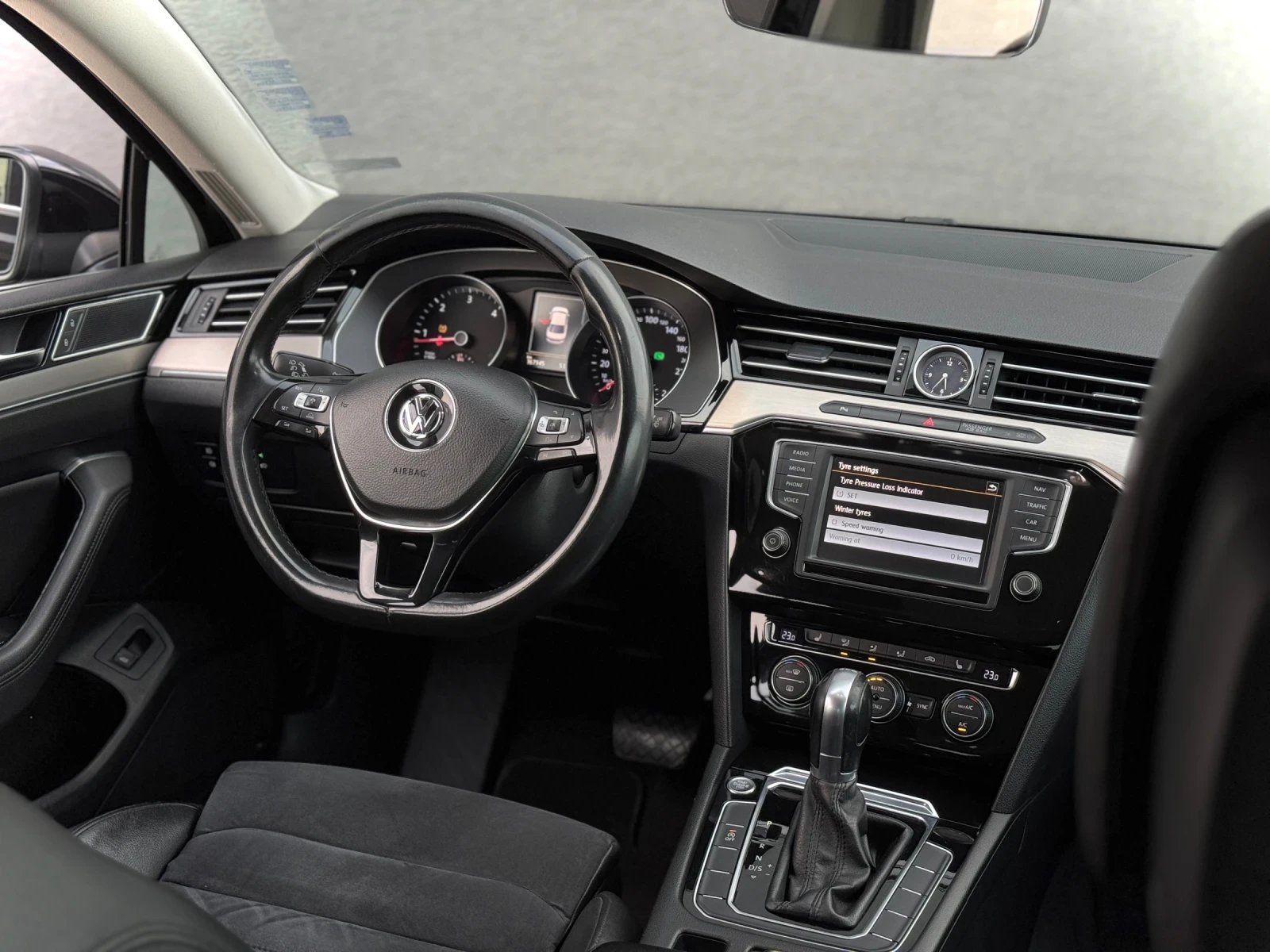 VW Passat 2.0TDI HIGHLINE / ВЪРНАТ ОТ ЛИЗИНГ, снимка 6 - Автомобили и джипове - 52411586