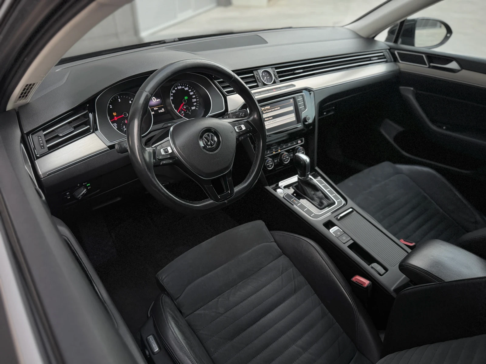 VW Passat 2.0TDI HIGHLINE / ВЪРНАТ ОТ ЛИЗИНГ, снимка 5 - Автомобили и джипове - 52411586