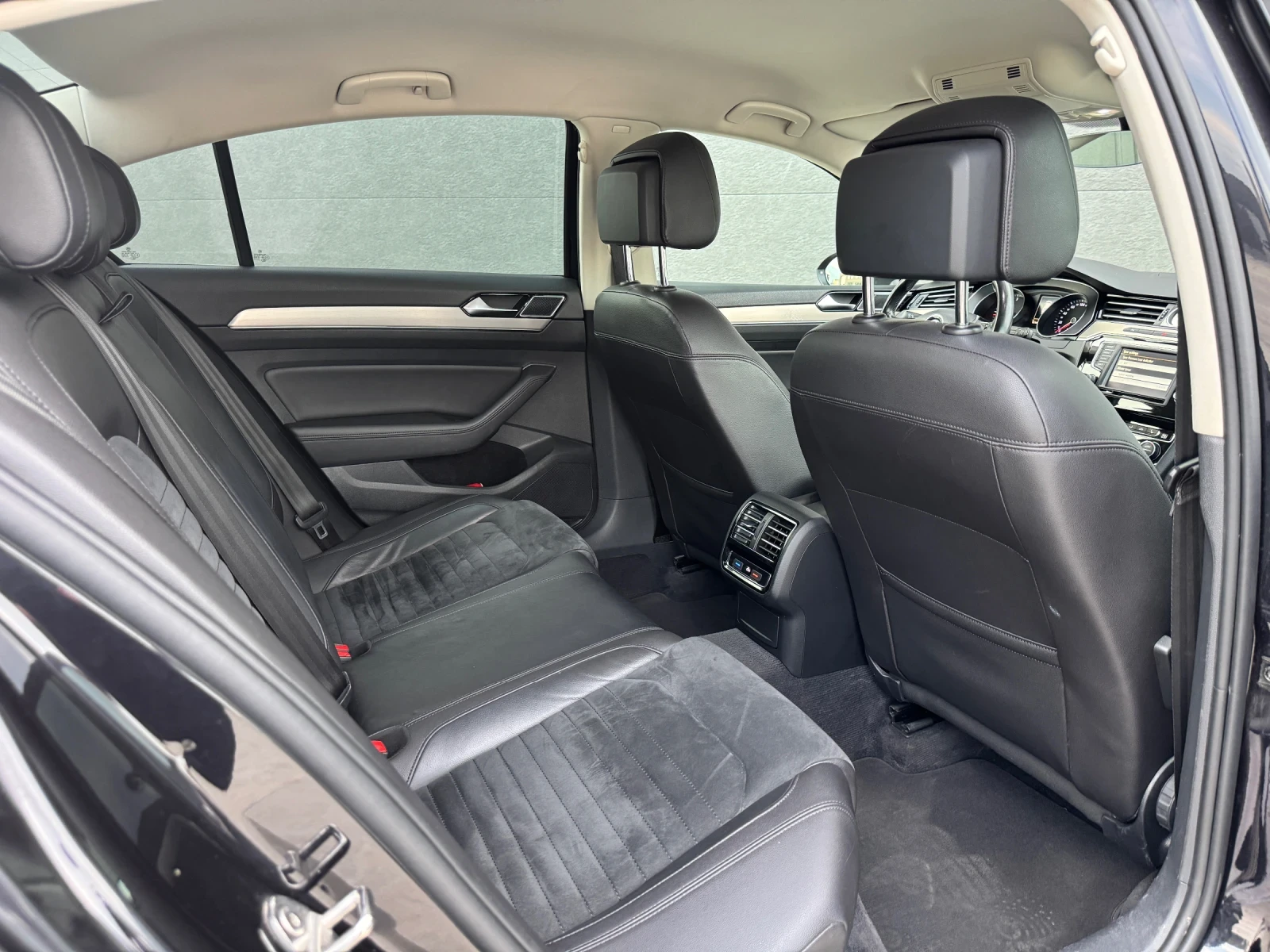 VW Passat 2.0TDI HIGHLINE / ВЪРНАТ ОТ ЛИЗИНГ, снимка 8 - Автомобили и джипове - 52411586