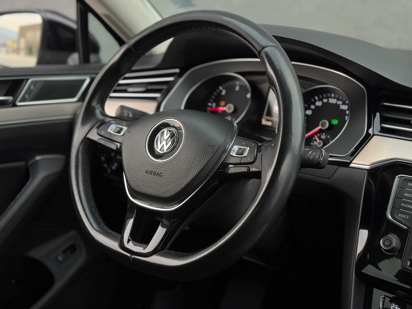 VW Passat 2.0TDI HIGHLINE / ВЪРНАТ ОТ ЛИЗИНГ, снимка 12 - Автомобили и джипове - 52411586