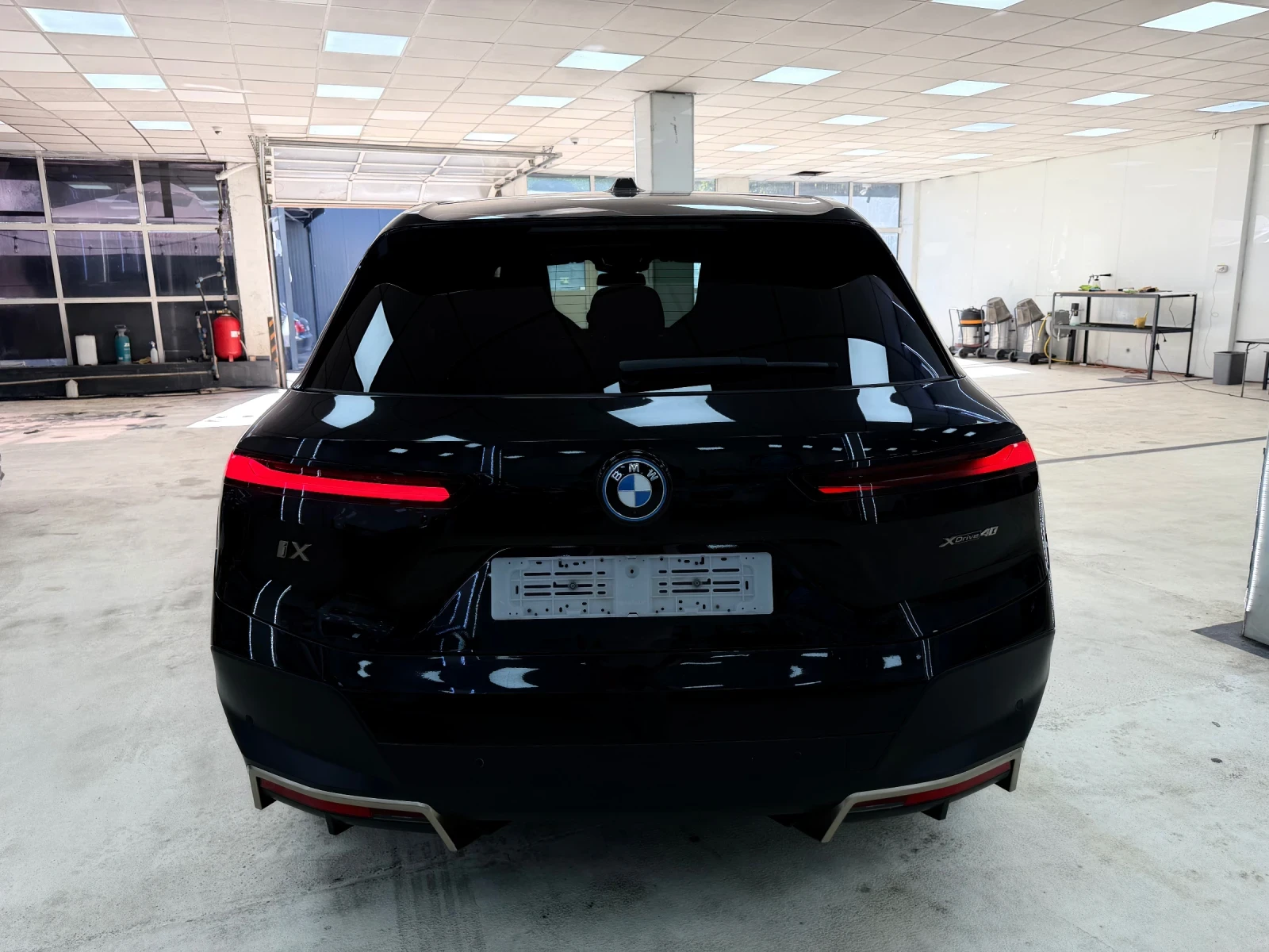 BMW iX 40/98%SOH/Sport/xDrive/360/Alcantara/Масаж/, снимка 6 - Автомобили и джипове - 55976628