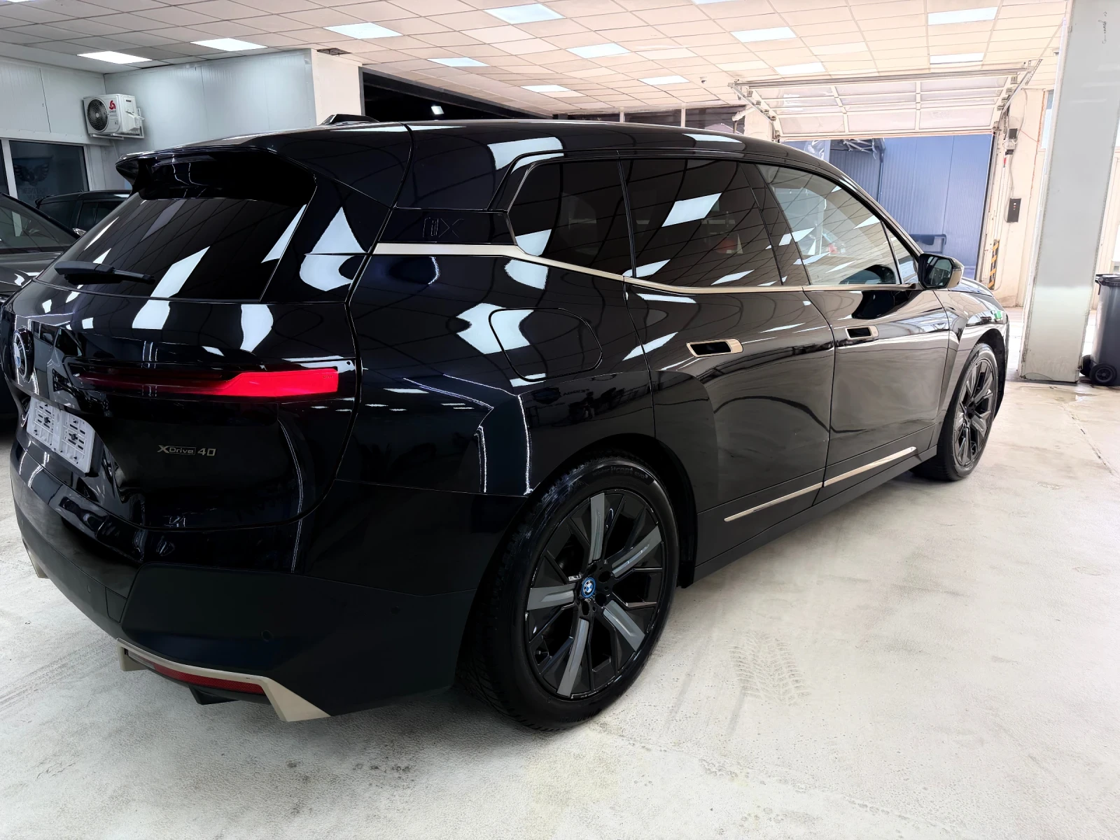 BMW iX 40/98%SOH/Sport/xDrive/360/Alcantara/Масаж/, снимка 5 - Автомобили и джипове - 55976628