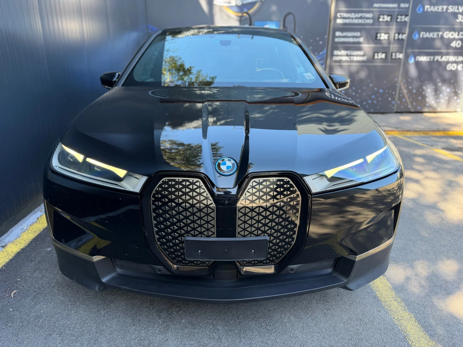 BMW iX 40/98%SOH/Sport/xDrive/360/Alcantara/Масаж/, снимка 2 - Автомобили и джипове - 55976628