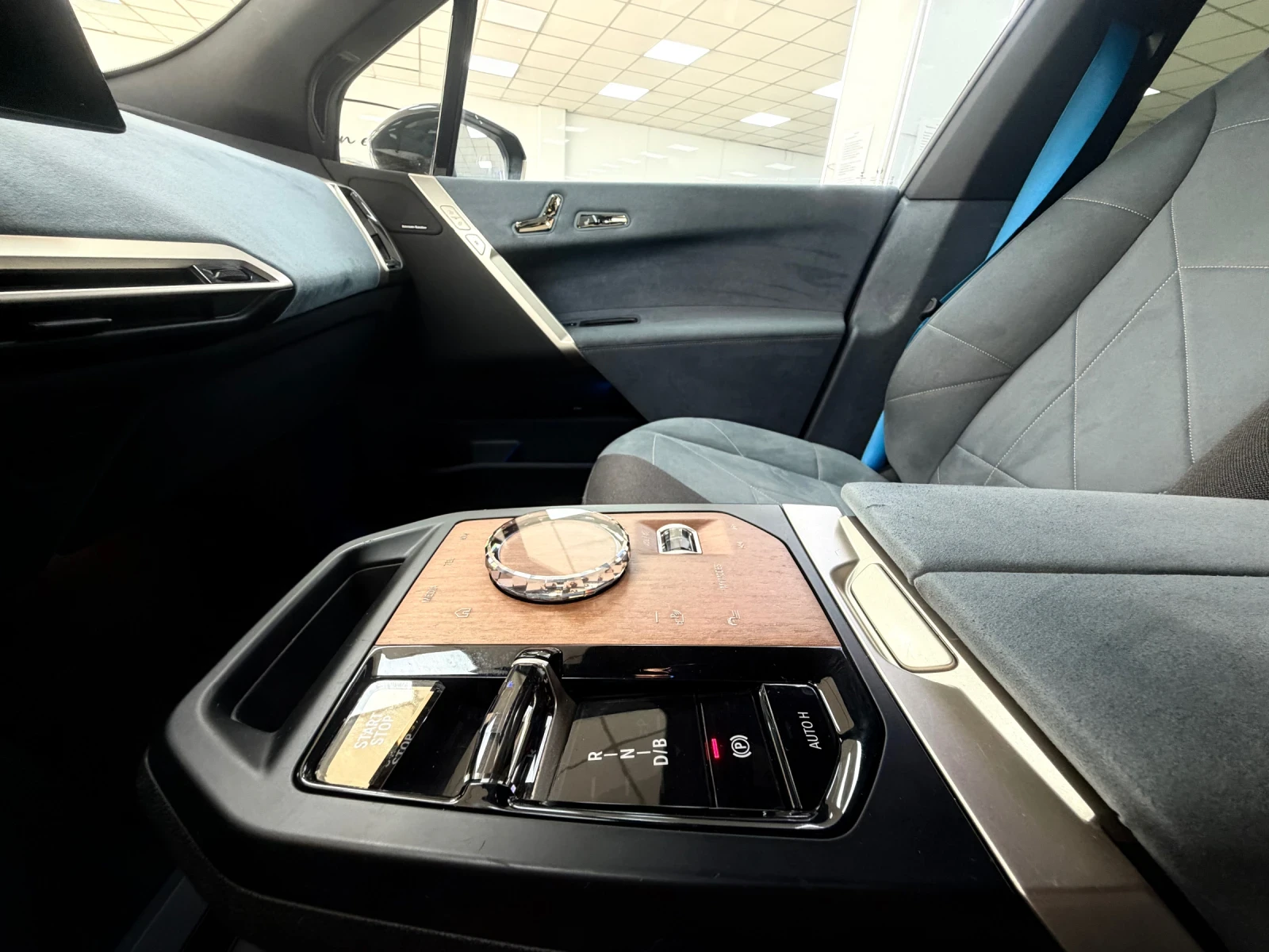 BMW iX 40/98%SOH/Sport/xDrive/360/Alcantara/Масаж/, снимка 10 - Автомобили и джипове - 55976628