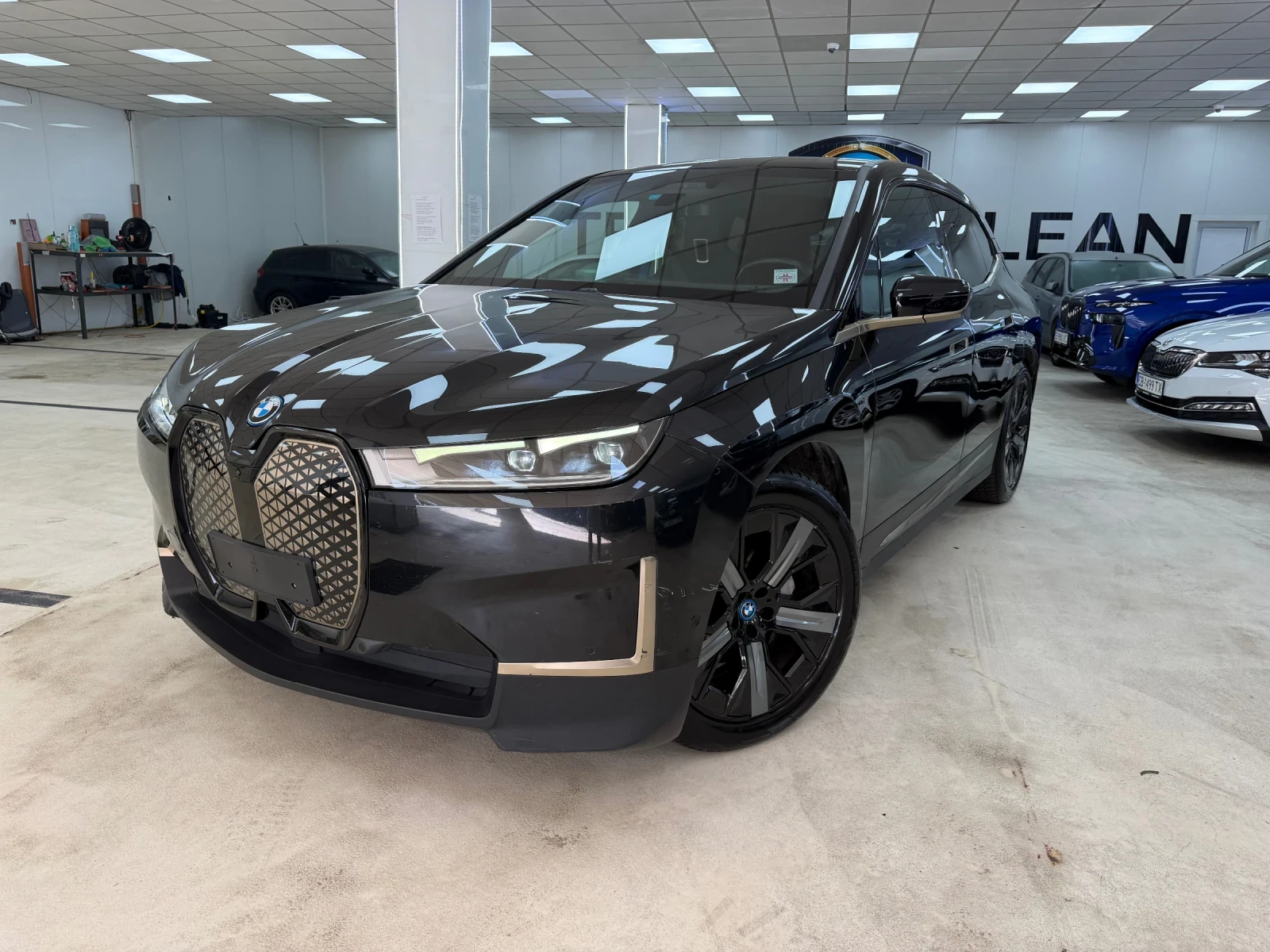 BMW iX 40/98%SOH/Sport/xDrive/360/Alcantara/Масаж/, снимка 3 - Автомобили и джипове - 55976628