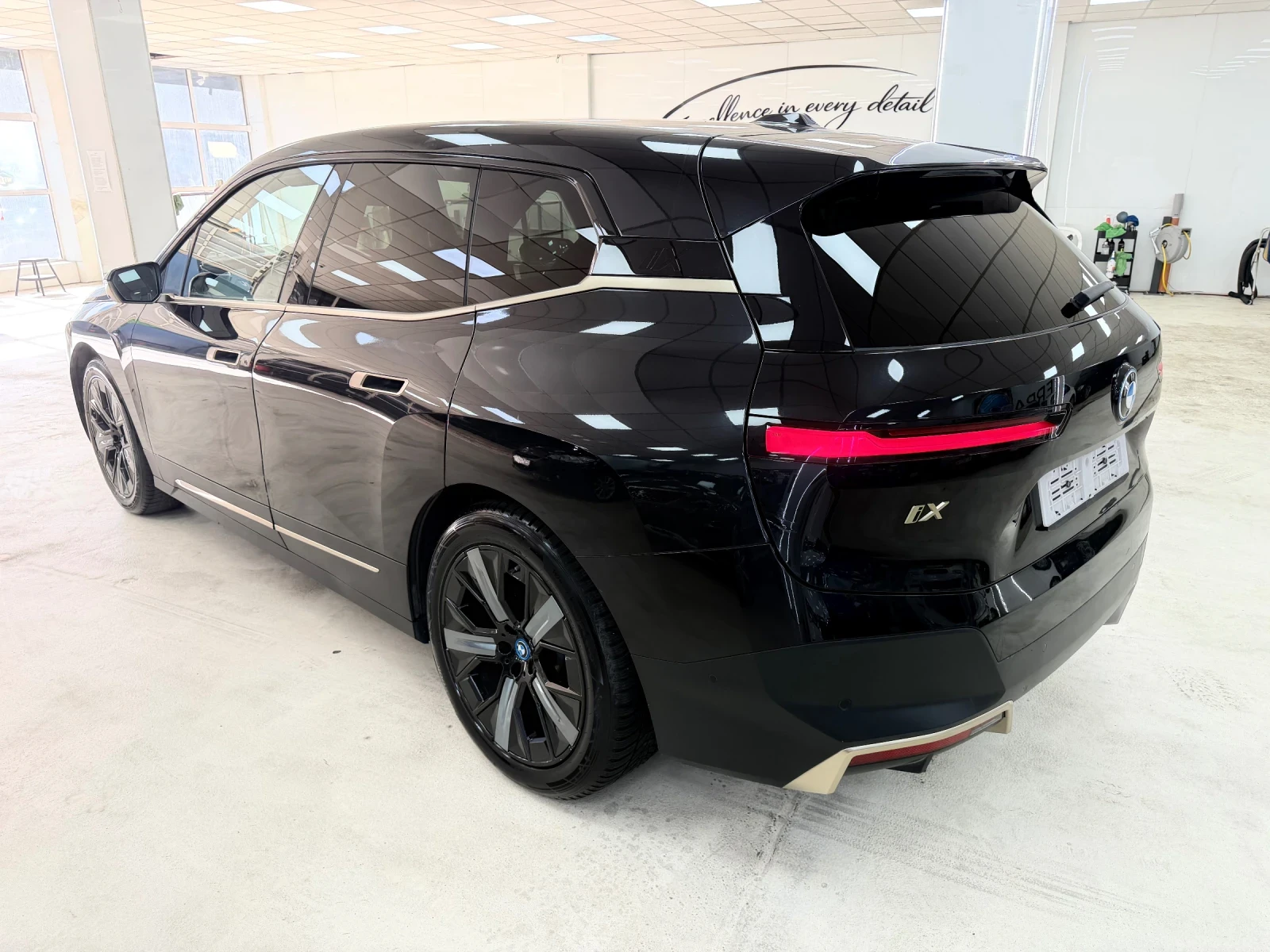 BMW iX 40/98%SOH/Sport/xDrive/360/Alcantara/Масаж/, снимка 4 - Автомобили и джипове - 55976628