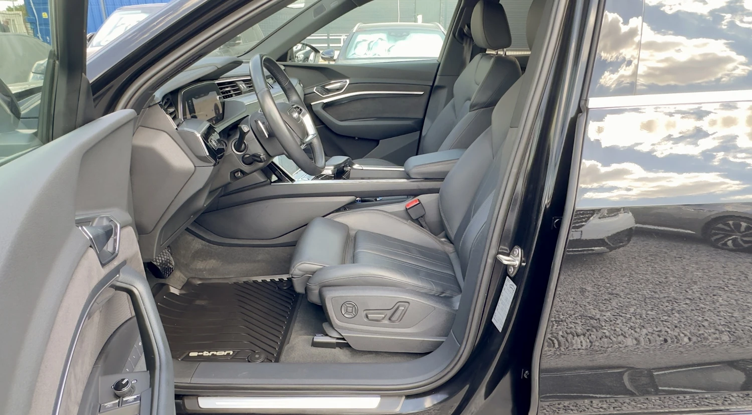Audi E-Tron 55 ГАРАНЦИЯ! Distronic Head-up Keyless Cam360 B&O , снимка 5 - Автомобили и джипове - 55878424