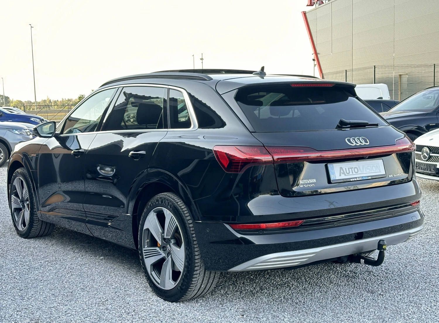 Audi E-Tron 55 ГАРАНЦИЯ! Distronic Head-up Keyless Cam360 B&O , снимка 2 - Автомобили и джипове - 55878424
