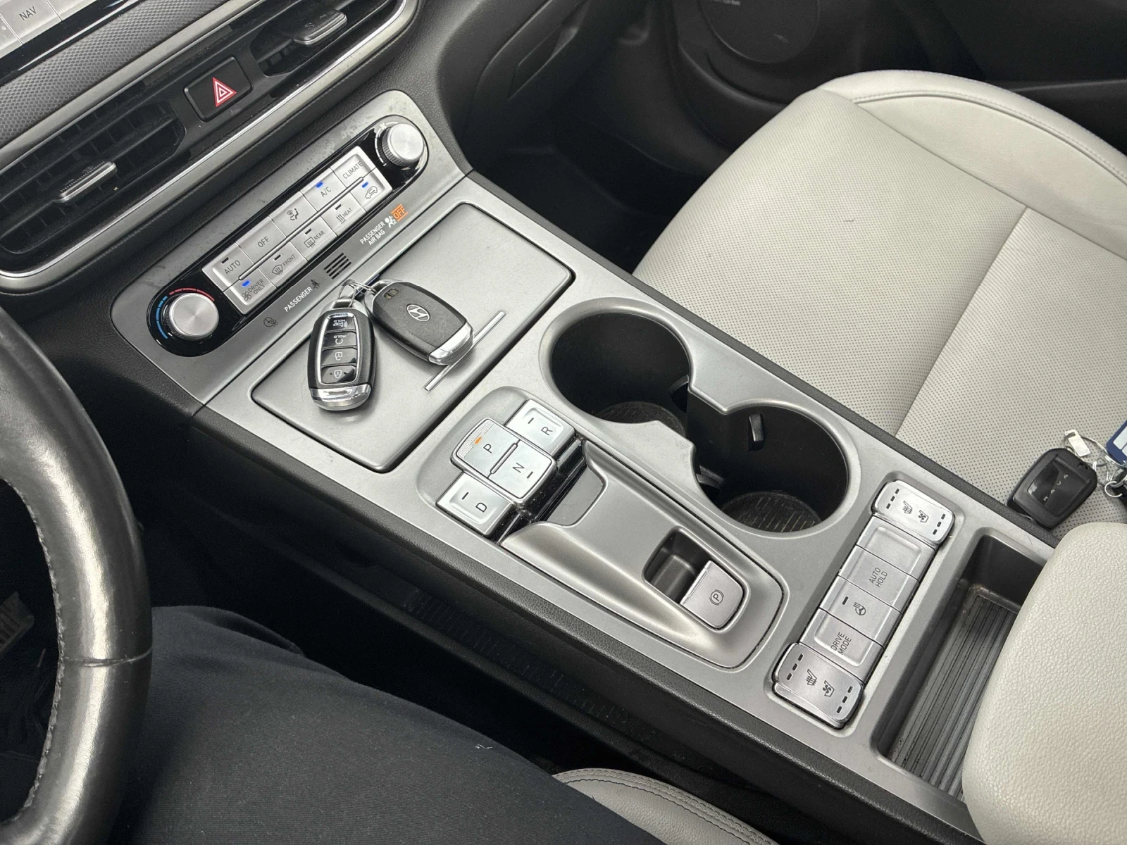 Hyundai Kona Ultimate* Back cam* H&K* Шибидах* Lane assist* Обд, снимка 10 - Автомобили и джипове - 55973451