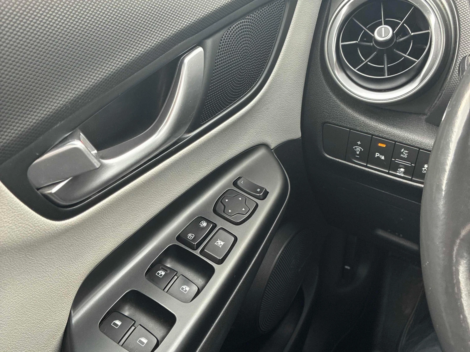 Hyundai Kona Ultimate* Back cam* H&K* Шибидах* Lane assist* Обд, снимка 14 - Автомобили и джипове - 55973451