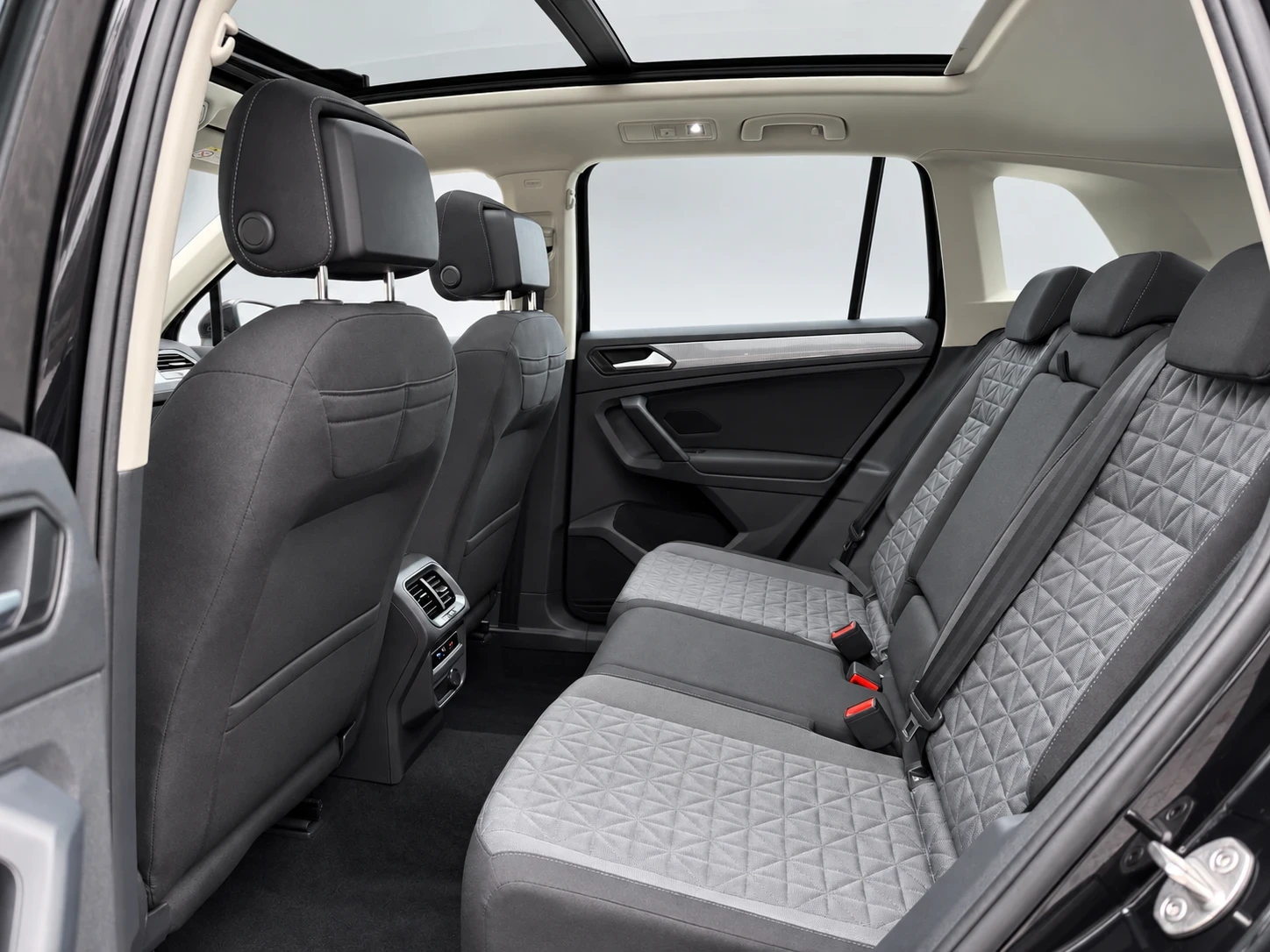 VW Tiguan 2.0 TDI 150 к.с. DSG  2023 ПАНОРАМА, снимка 9 - Автомобили и джипове - 56229386