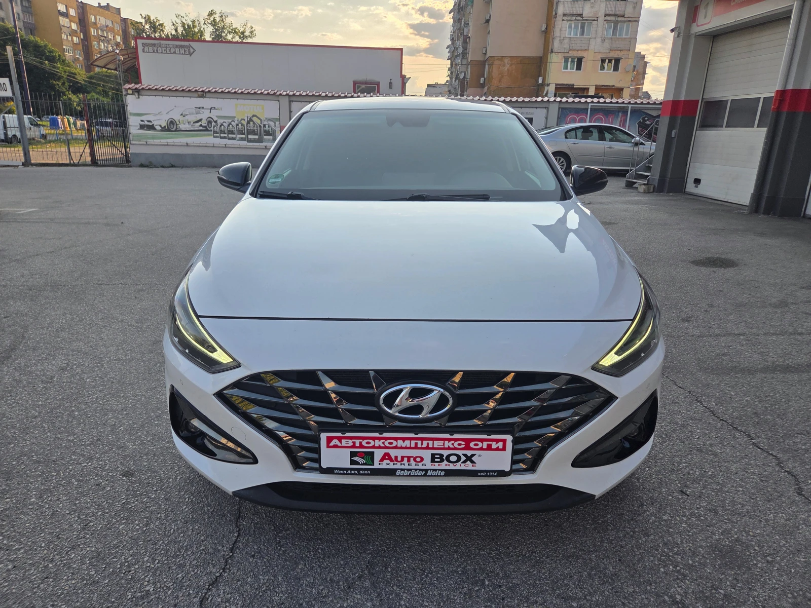 Hyundai I30 1.6 CRDi/Intro Edition/AT/Navi/Камера, снимка 8 - Автомобили и джипове - 55177065