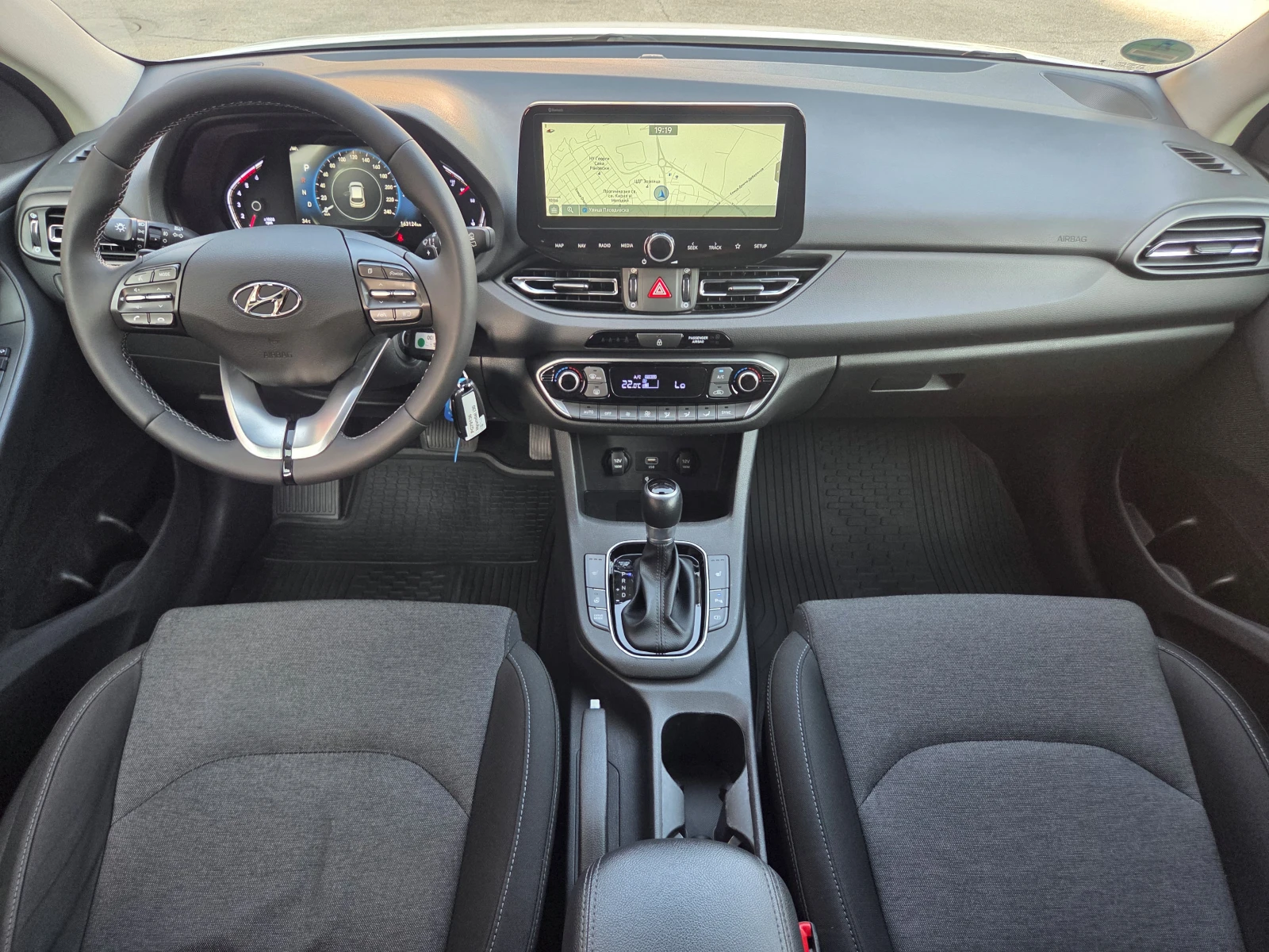 Hyundai I30 1.6 CRDi/Intro Edition/AT/Navi/Камера, снимка 11 - Автомобили и джипове - 55177065