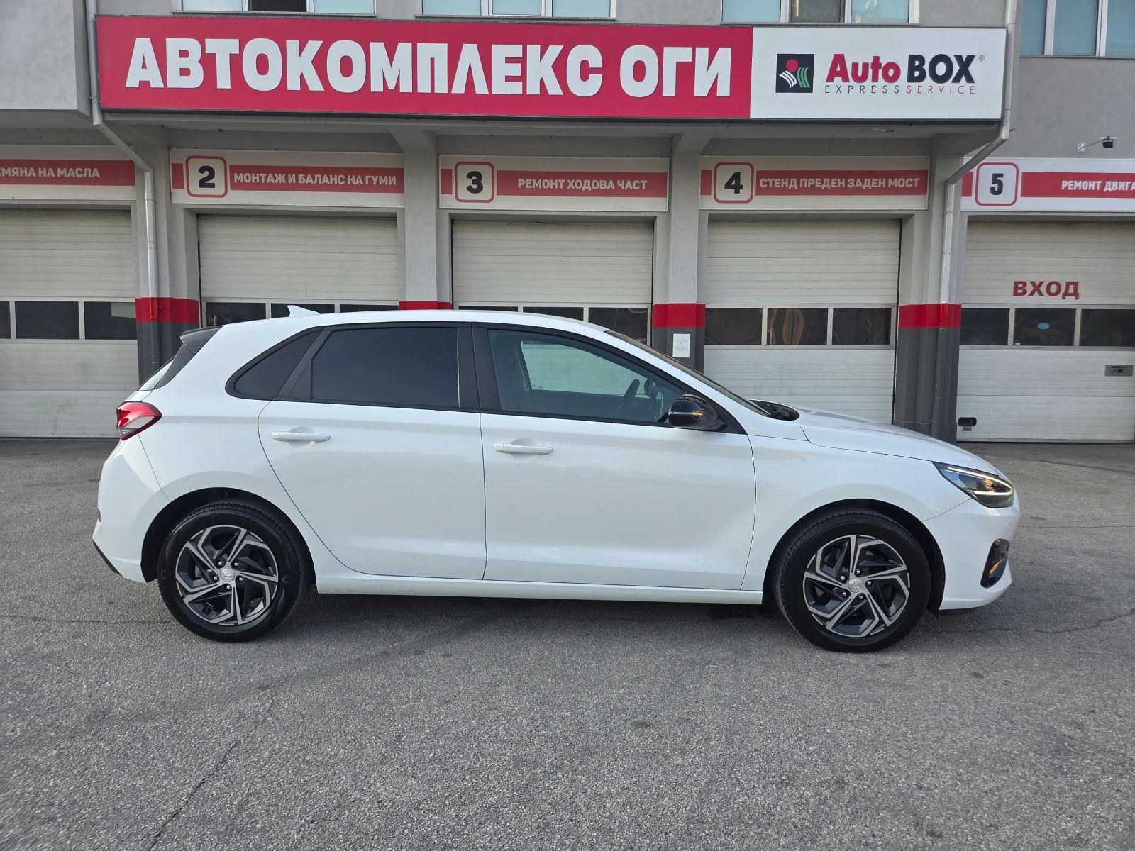 Hyundai I30 1.6 CRDi/Intro Edition/AT/Navi/Камера, снимка 6 - Автомобили и джипове - 55177065