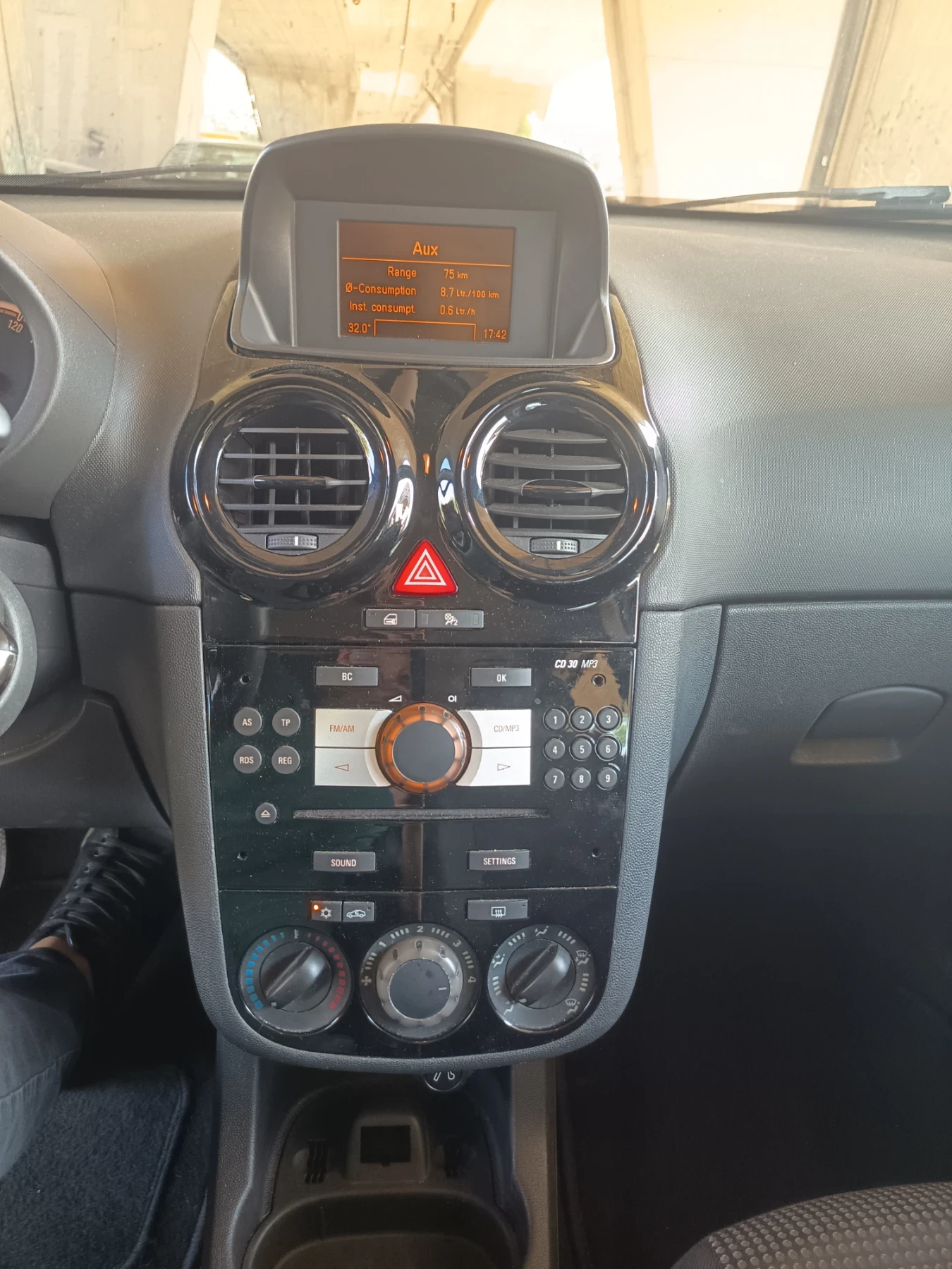 Opel Corsa 1.4 facelift, снимка 9 - Автомобили и джипове - 55353908
