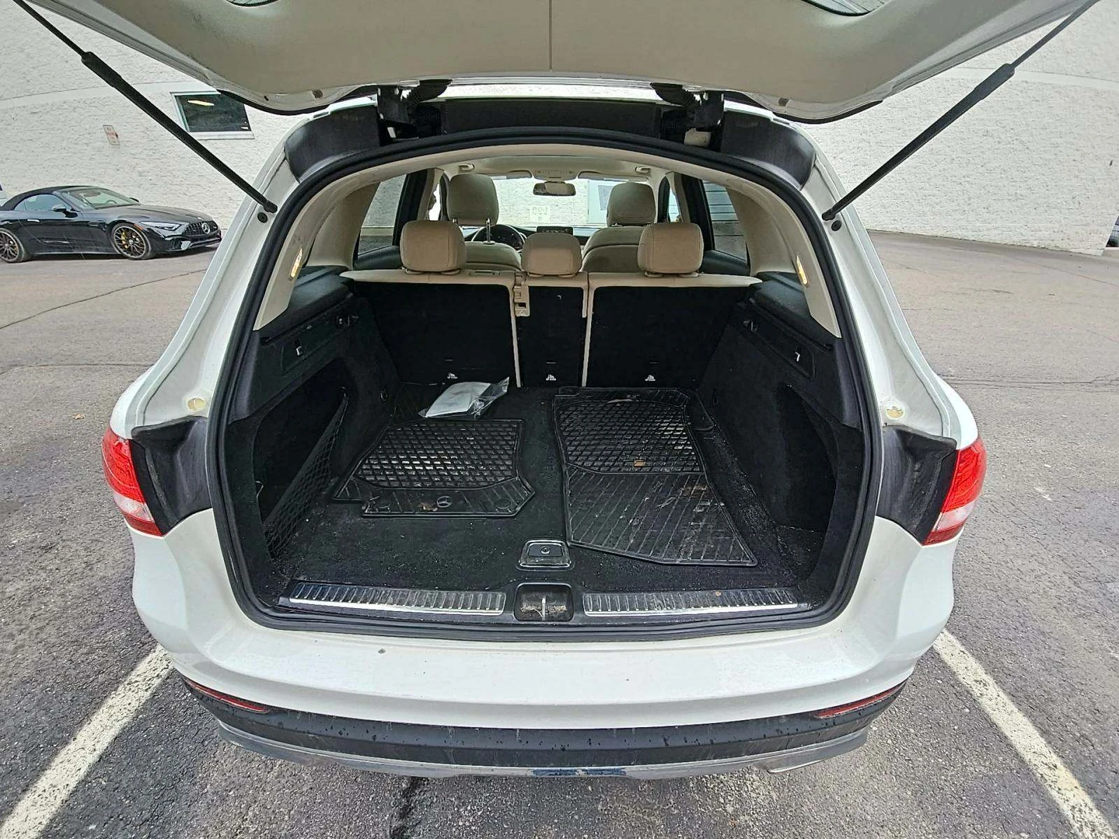 Mercedes-Benz GLC 300 4MATIC Burmester* Пано* Кейлес* М.точка* Следене*  - изображение 5