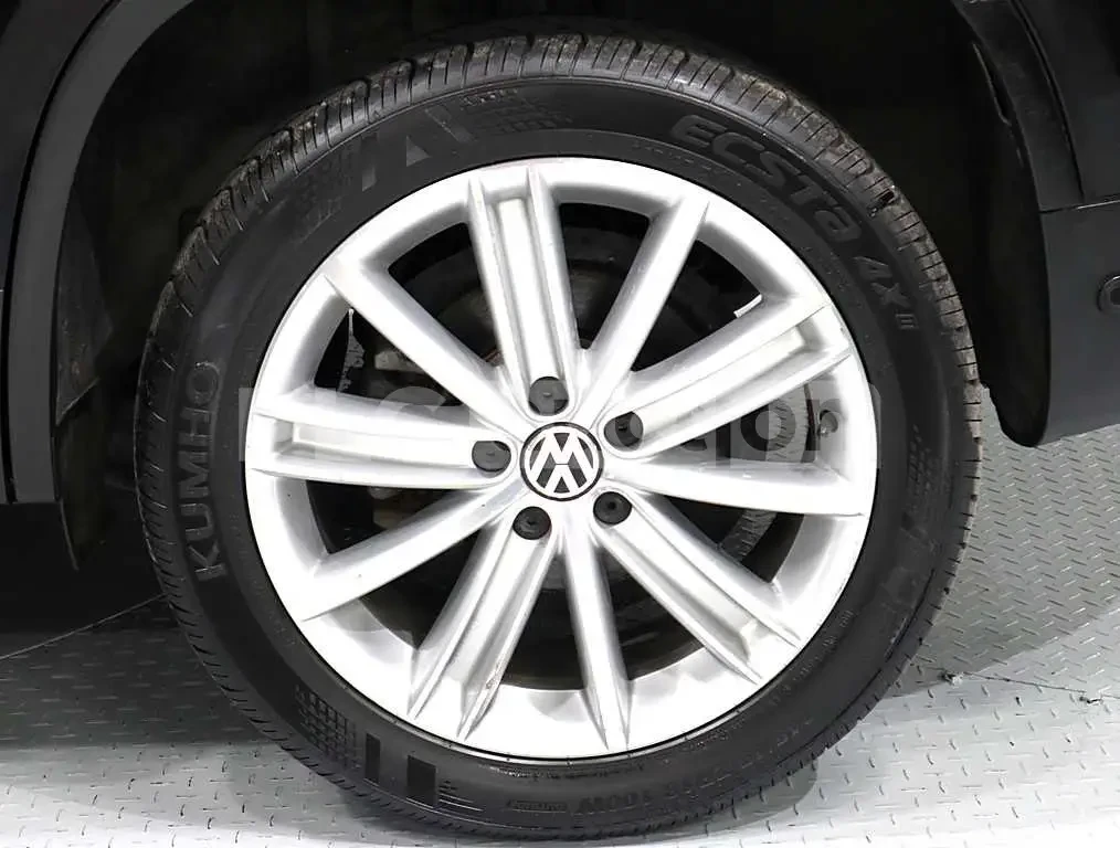 VW Tiguan, снимка 5 - Автомобили и джипове - 54126165