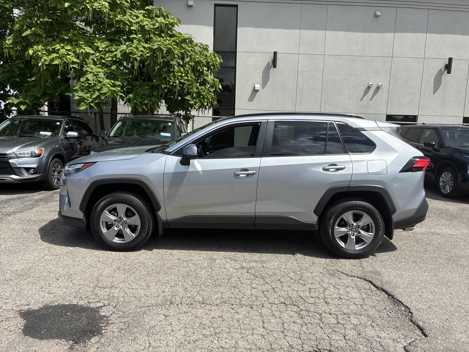Toyota Rav4 XLE / АВТОКРЕДИТ / ПРОГНОЗНА ЦЕНА до БГ, снимка 2 - Автомобили и джипове - 55838365