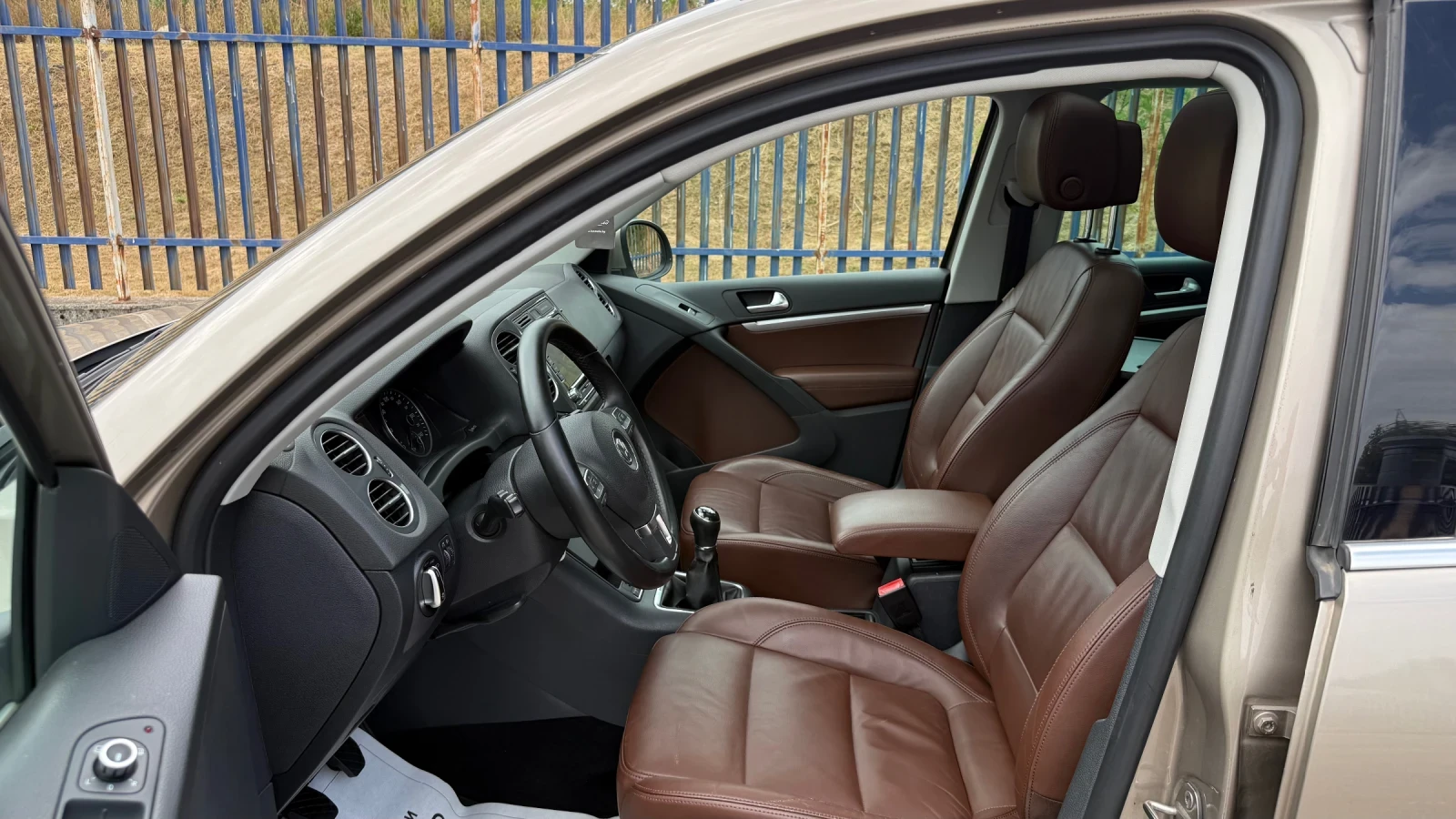 VW Tiguan 2.0/4x4/ Италия!, снимка 8 - Автомобили и джипове - 55906259