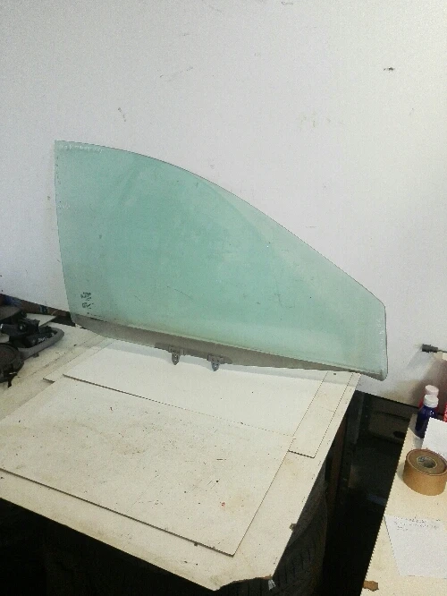 Стъкло предно дясно Нисан Алмера Тино