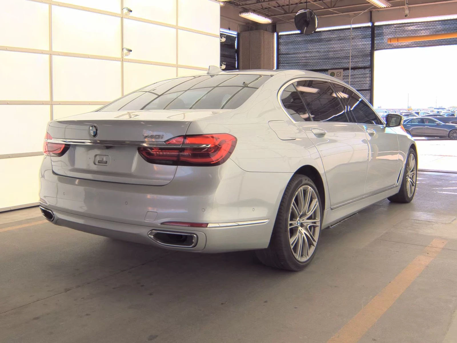 BMW 740 ДИГИТАЛНО* ТАБЛО* 360КАМЕРА* КЕЙЛЕС* LANE* ASSIST* - изображение 2