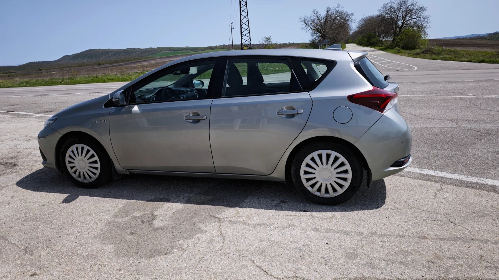 Toyota Auris 1.8 хибрид.Бензин