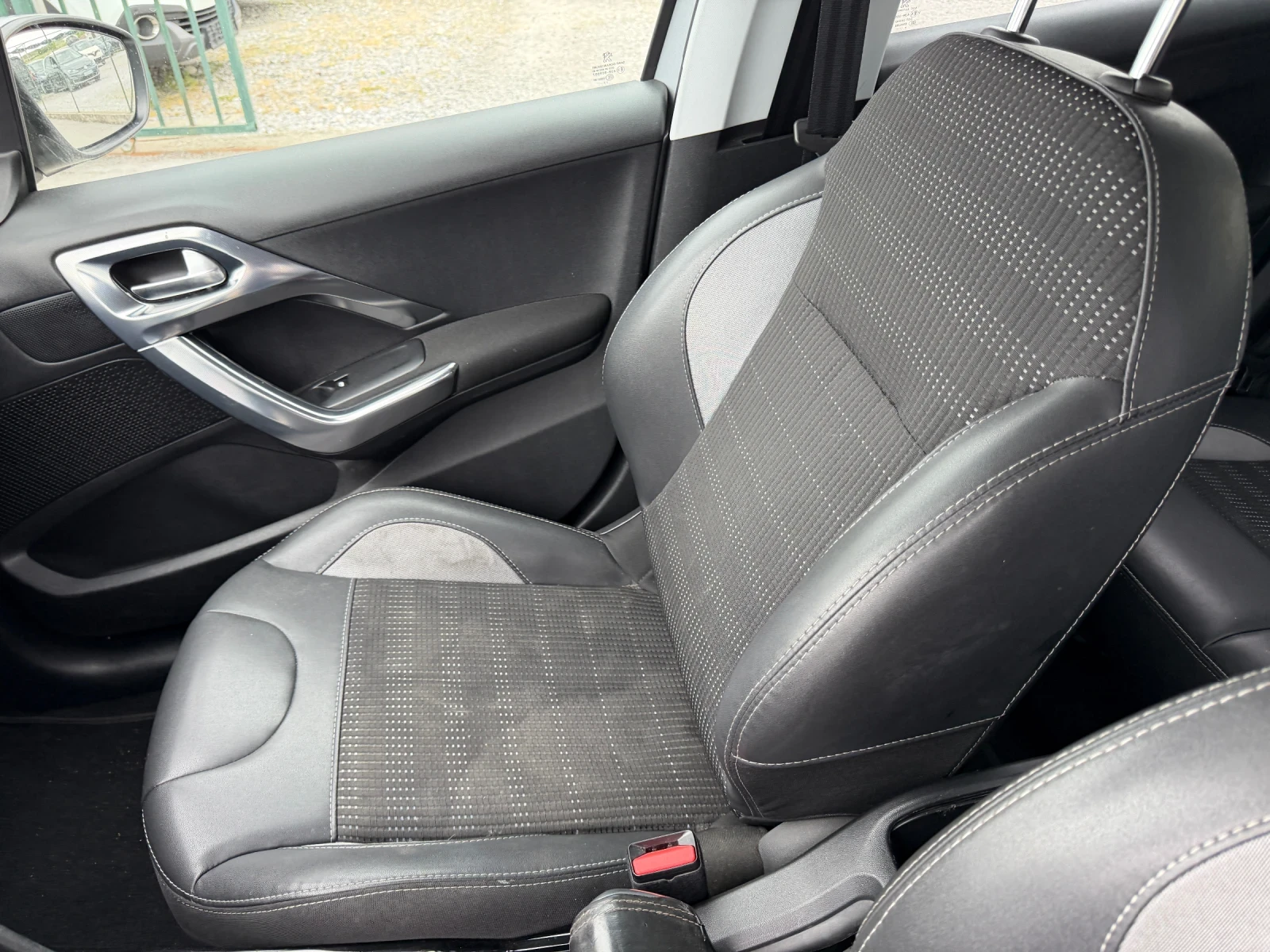 Peugeot 2008 1.6 BlueHDI , снимка 11 - Автомобили и джипове - 54726305