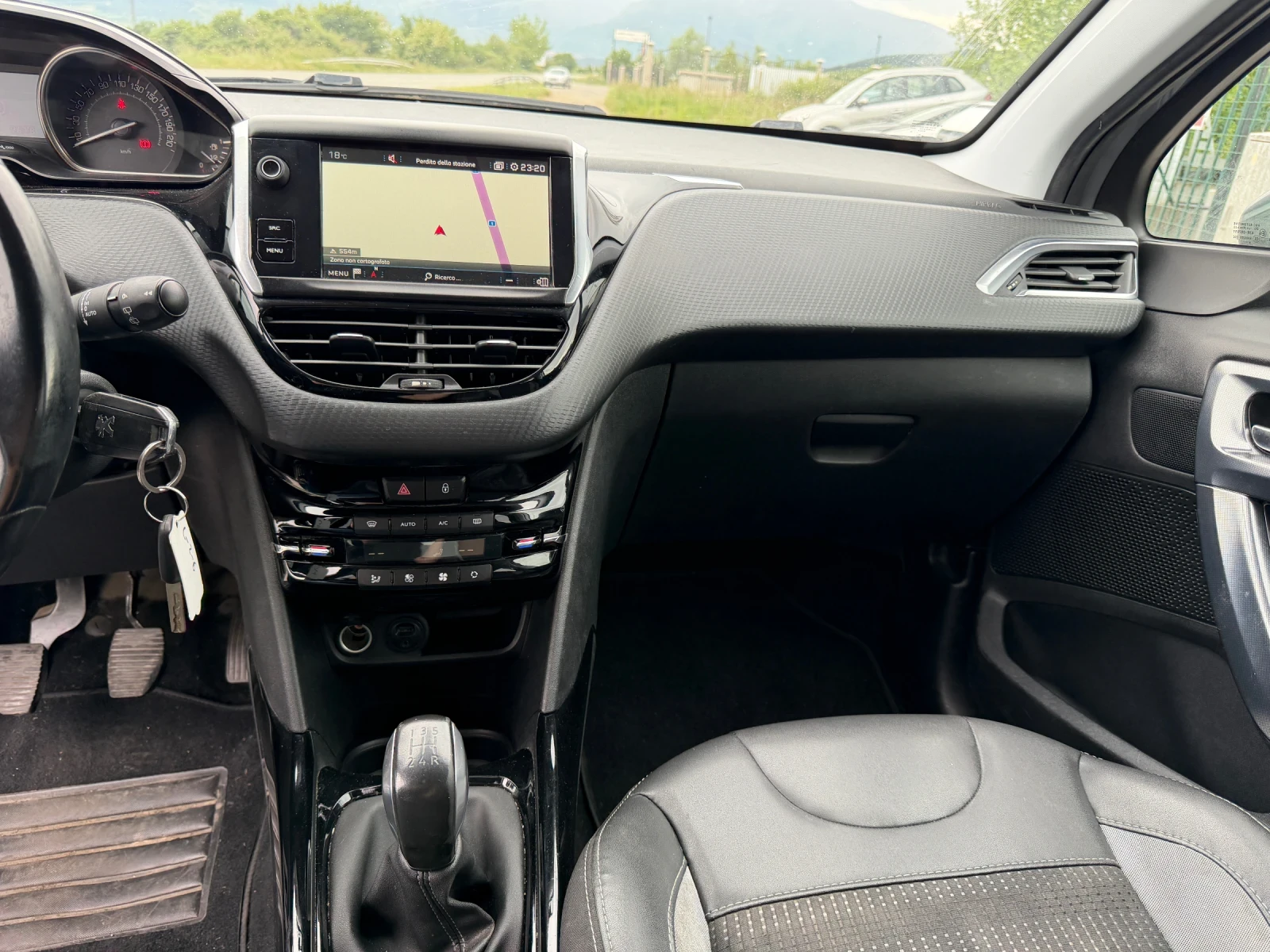 Peugeot 2008 1.6 BlueHDI , снимка 10 - Автомобили и джипове - 54726305