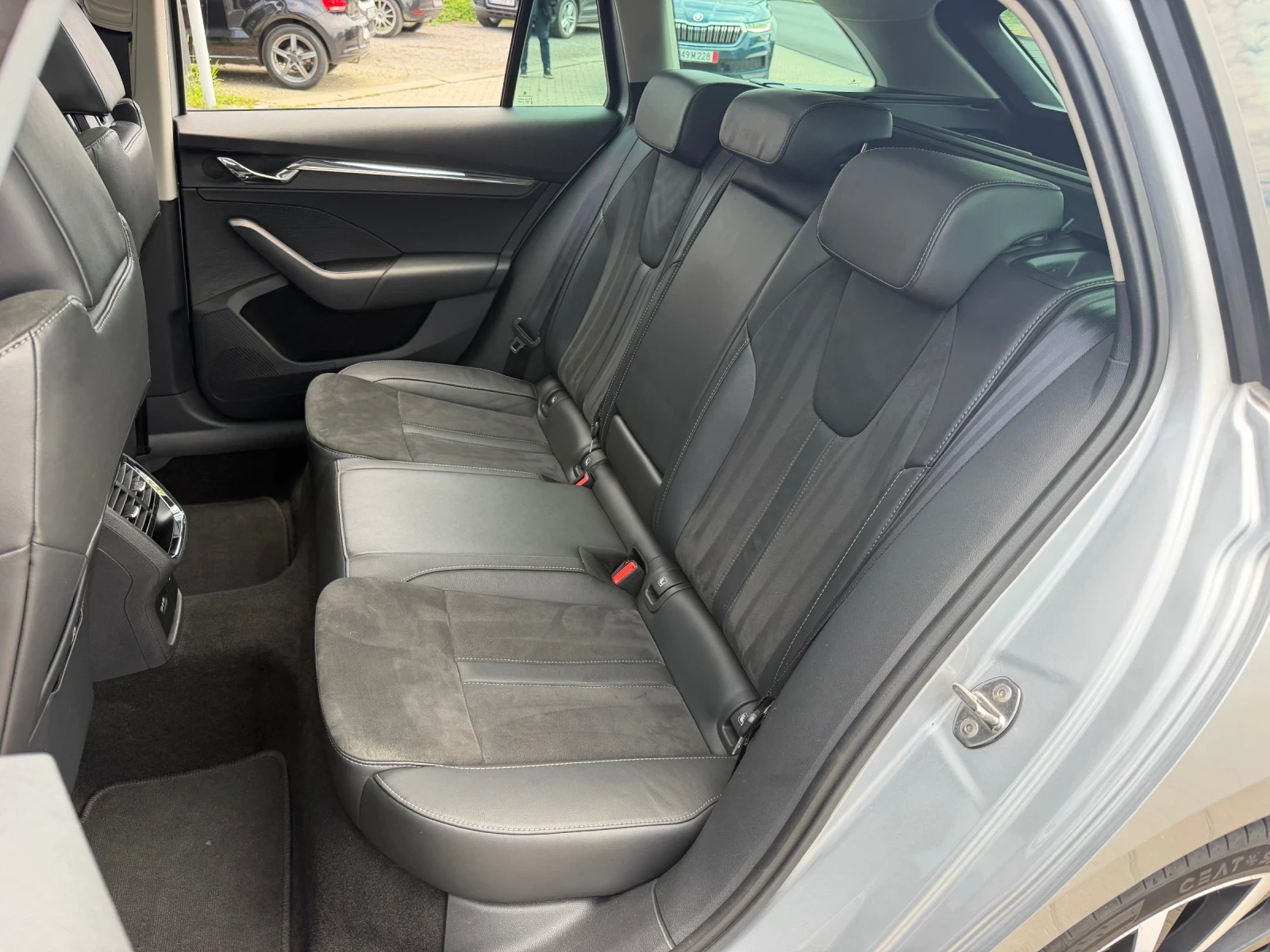 Skoda Octavia 2.0TDI#MATRIX#PANO#ALCANTARA#HEADUP#DISTR#KEYLESS, снимка 13 - Автомобили и джипове - 54952196