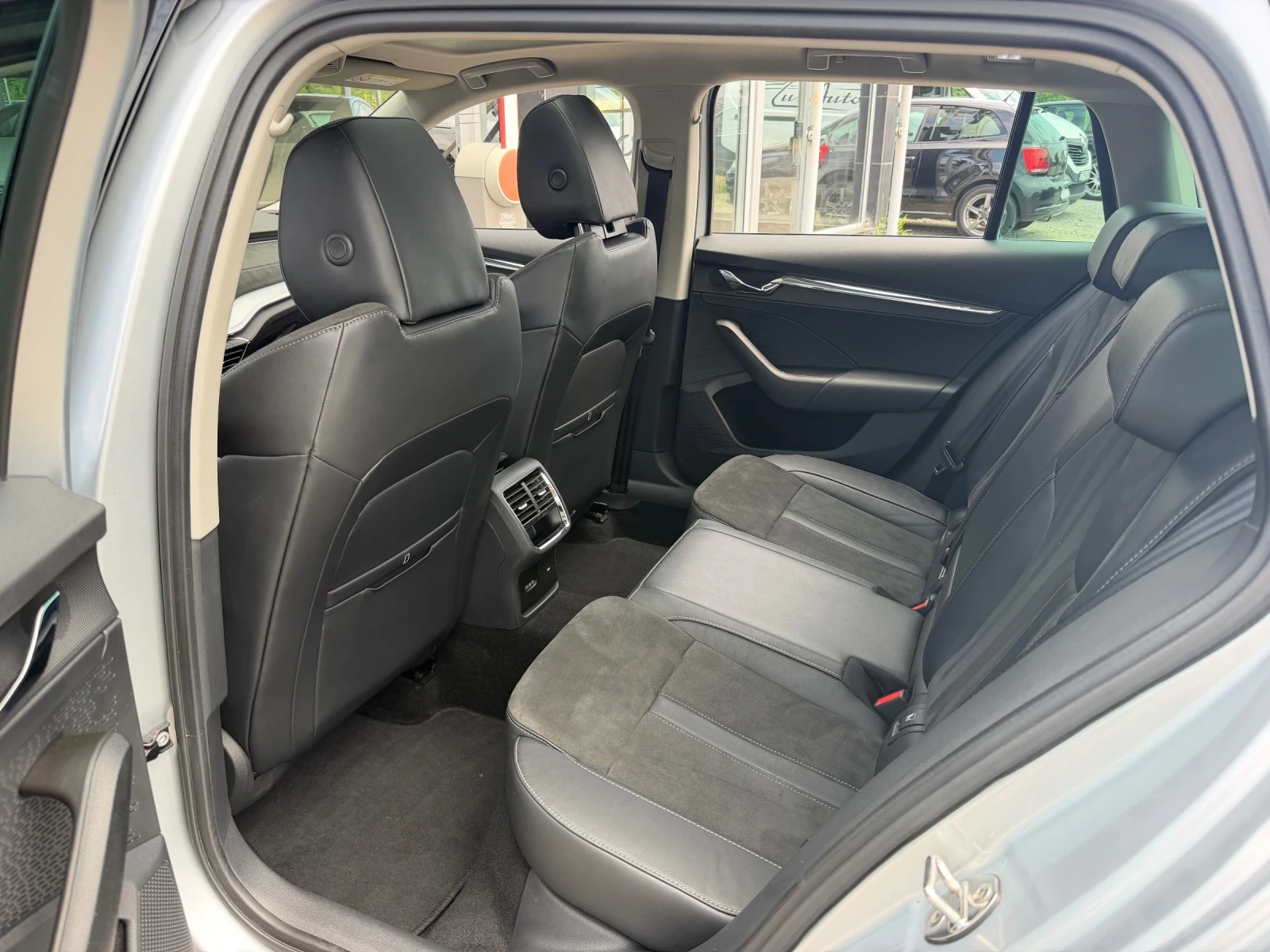 Skoda Octavia 2.0TDI#MATRIX#PANO#ALCANTARA#HEADUP#DISTR#KEYLESS, снимка 12 - Автомобили и джипове - 54952196