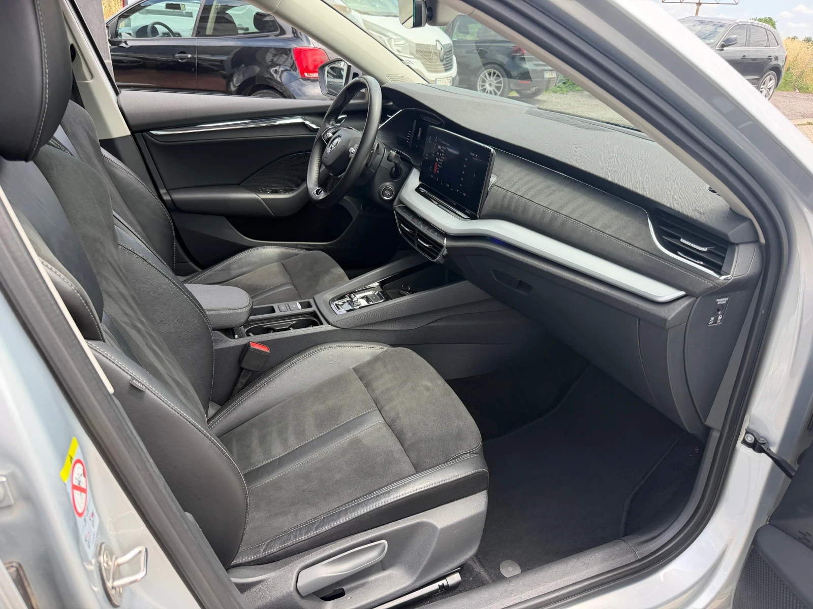 Skoda Octavia 2.0TDI#MATRIX#PANO#ALCANTARA#HEADUP#DISTR#KEYLESS, снимка 8 - Автомобили и джипове - 54952196