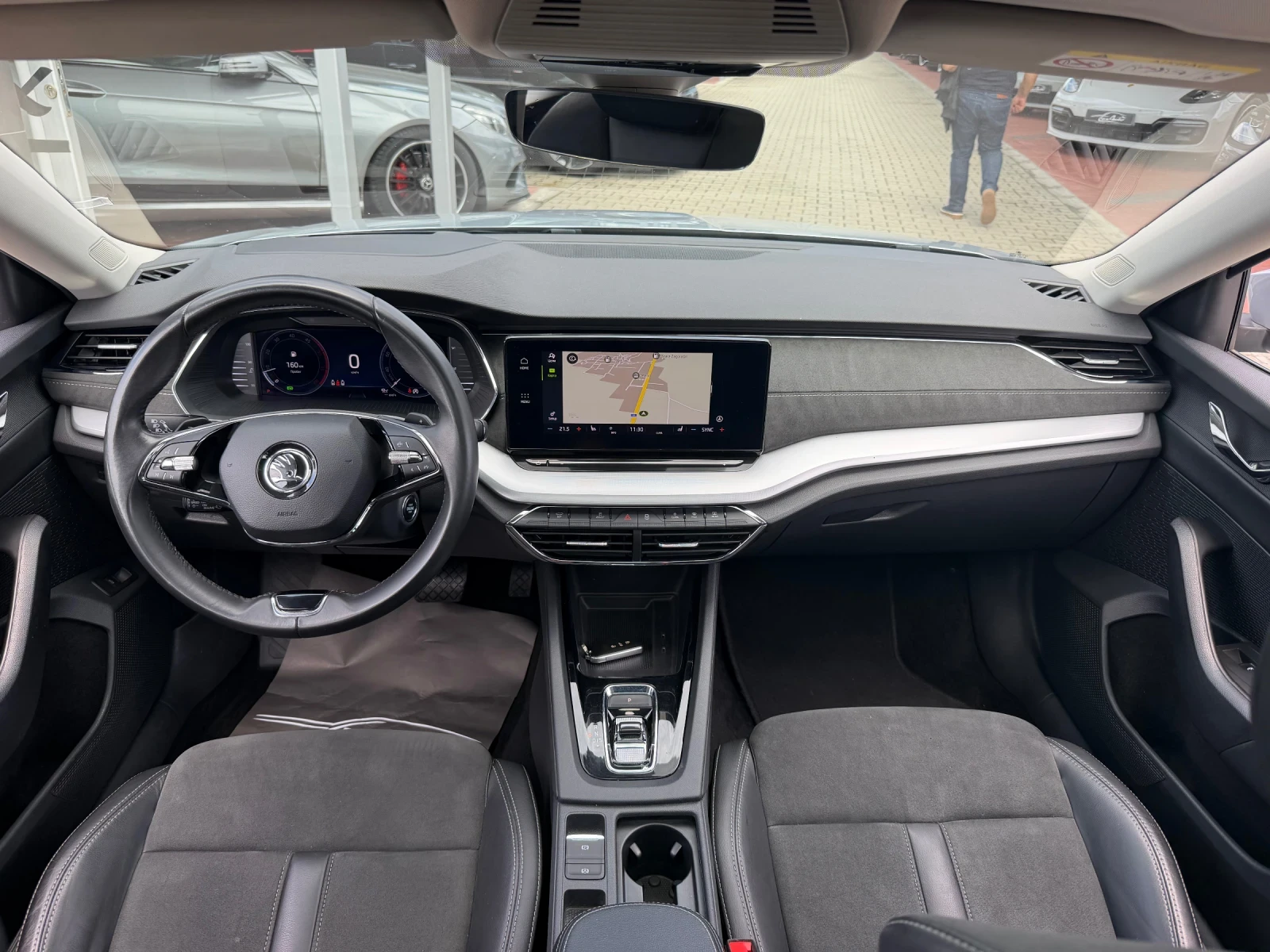 Skoda Octavia 2.0TDI#MATRIX#PANO#ALCANTARA#HEADUP#DISTR#KEYLESS, снимка 14 - Автомобили и джипове - 54952196