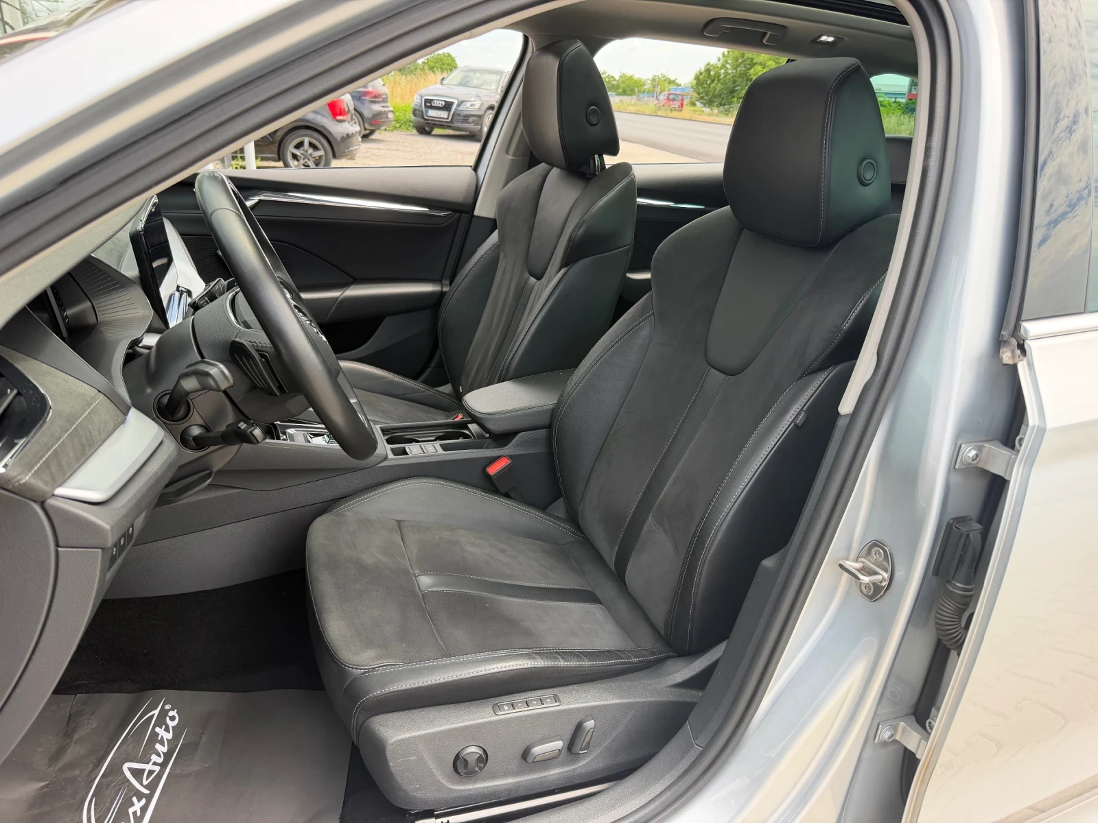Skoda Octavia 2.0TDI#MATRIX#PANO#ALCANTARA#HEADUP#DISTR#KEYLESS, снимка 11 - Автомобили и джипове - 54952196