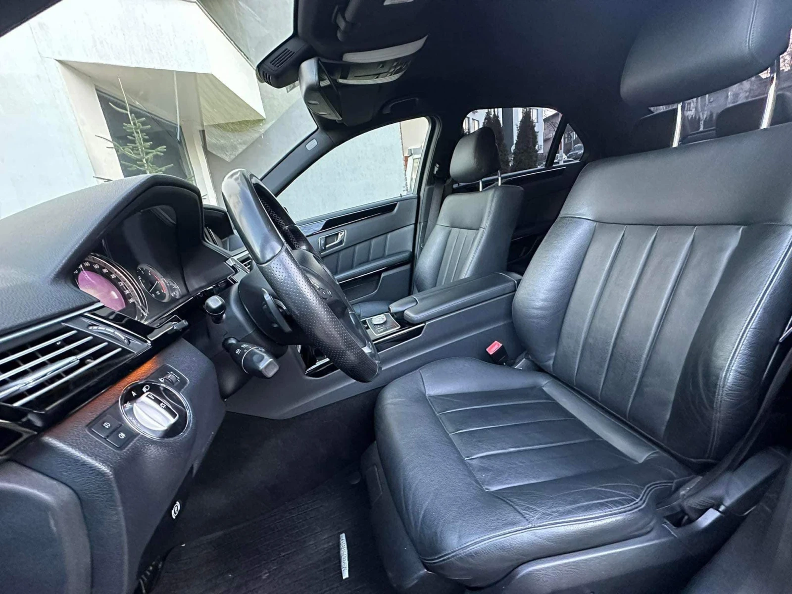 Mercedes-Benz E 300, снимка 9 - Автомобили и джипове - 55311554