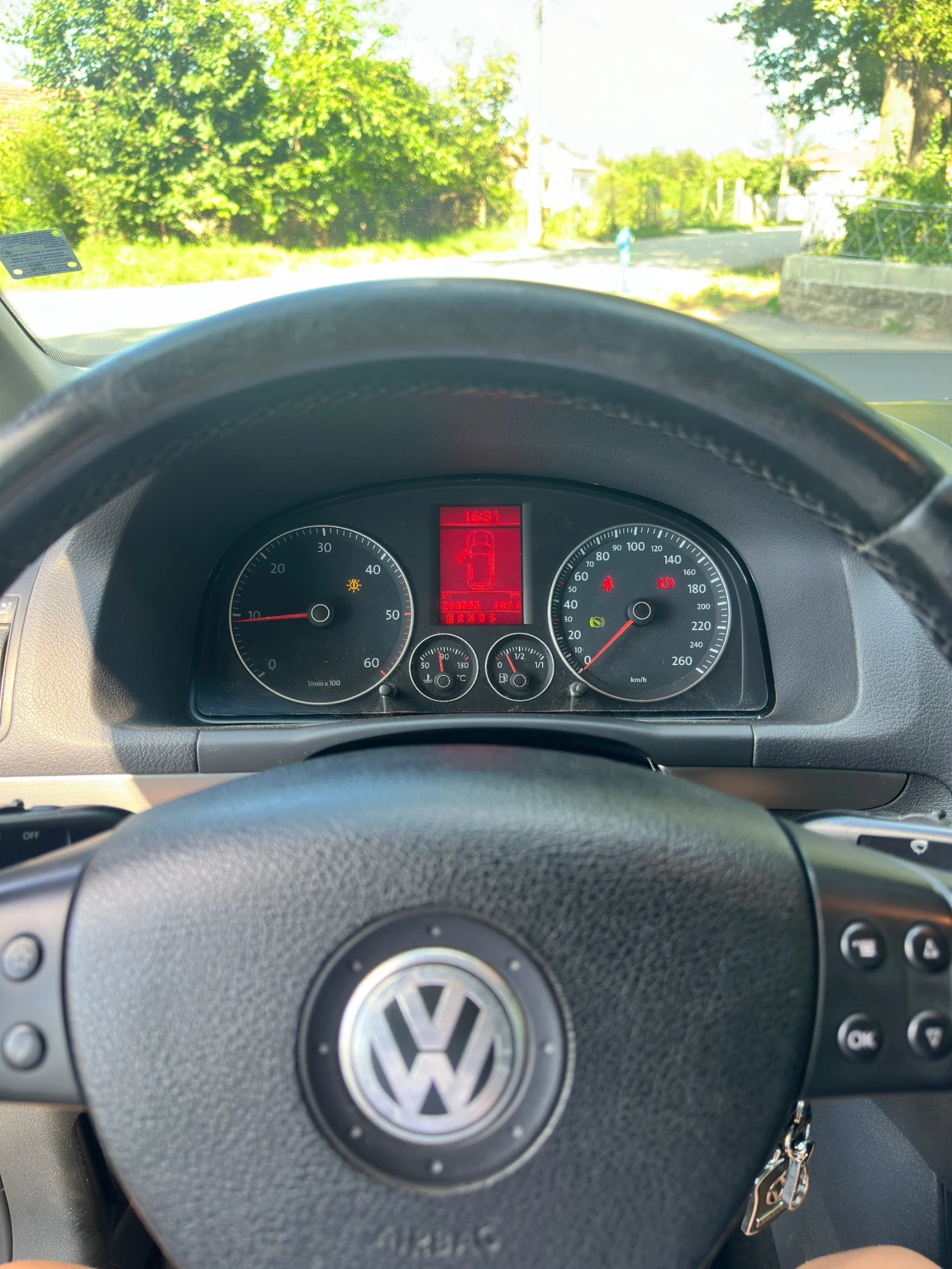 VW Touran, снимка 8 - Автомобили и джипове - 55466123