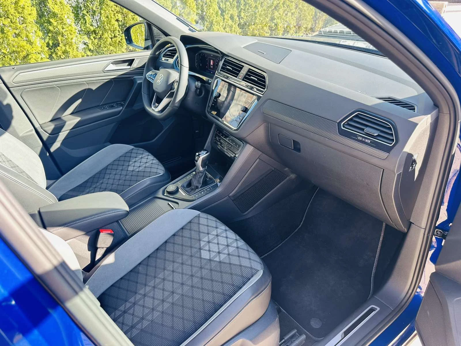 VW Tiguan 2.0i/R-LINE/4X4/, снимка 12 - Автомобили и джипове - 53785615