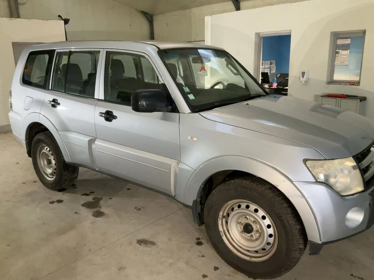 Mitsubishi Pajero 3.2 DI-D, снимка 4 - Автомобили и джипове - 54077076