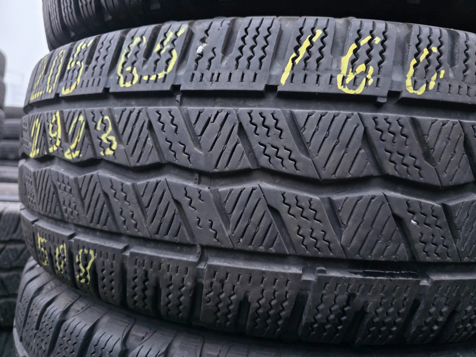 Гуми Зимни 205/65R16, снимка 2 - Гуми и джанти - 53966235