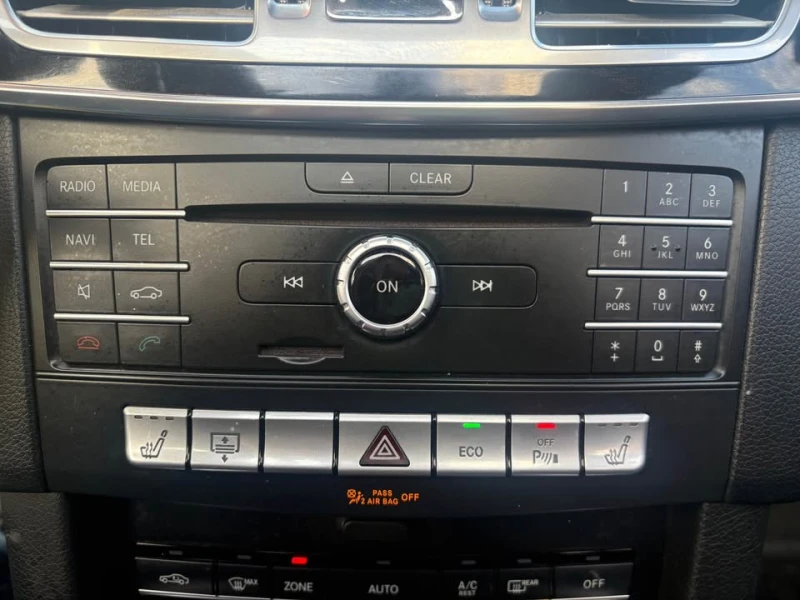 Mercedes-Benz E 400 AMG PACK * DISTRONIC * PANO * CARFAX * АВТОКРЕДИТ , снимка 14 - Автомобили и джипове - 53188325