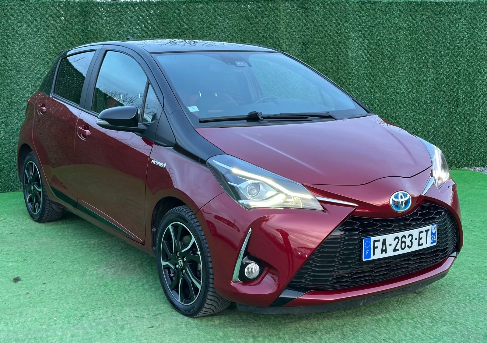 Toyota Yaris HYBRID & STYLE & KAMERA & BRAKE ASSIST& ПЪТНИ ЛЕНТ - изображение 2