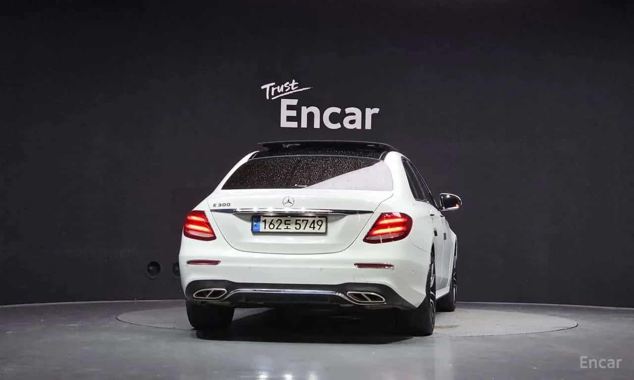 Mercedes-Benz E 300 * AMG Line * ДИСТРОНИК * ОБДУХВАНЕ * BUMRESTER, снимка 4 - Автомобили и джипове - 55703324