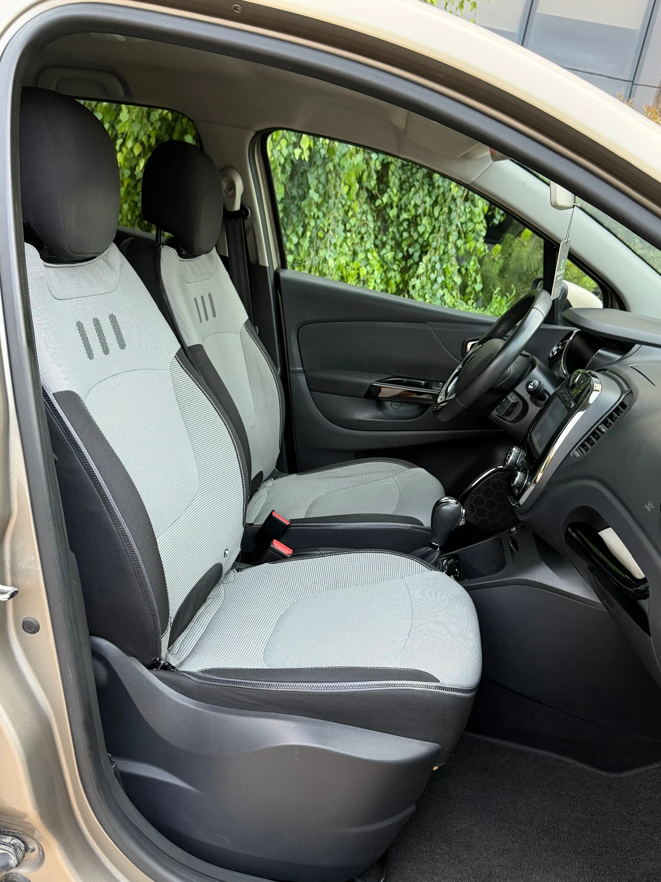 Renault Captur Automatic/Keyless/Navi/LED, снимка 12 - Автомобили и джипове - 55943988