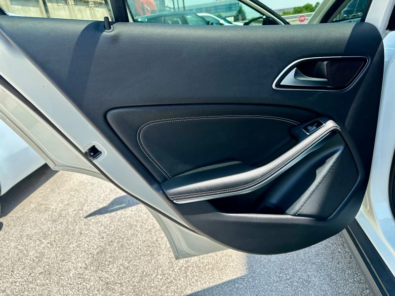 Mercedes-Benz GLA 220 cdi SPORT Premium Camera LED NAVI NIGHT PACK DISTR, снимка 14 - Автомобили и джипове - 50570100