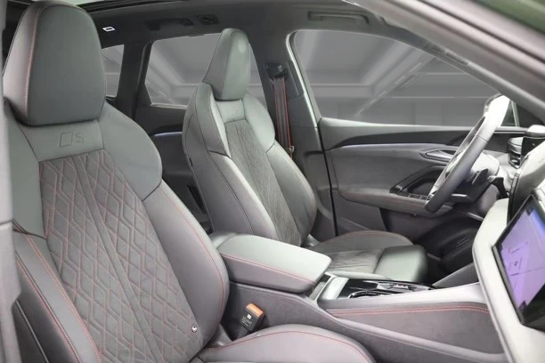 Audi Q5 2.0 TDI Quattro = S-line = Гаранция, снимка 12 - Автомобили и джипове - 55001265