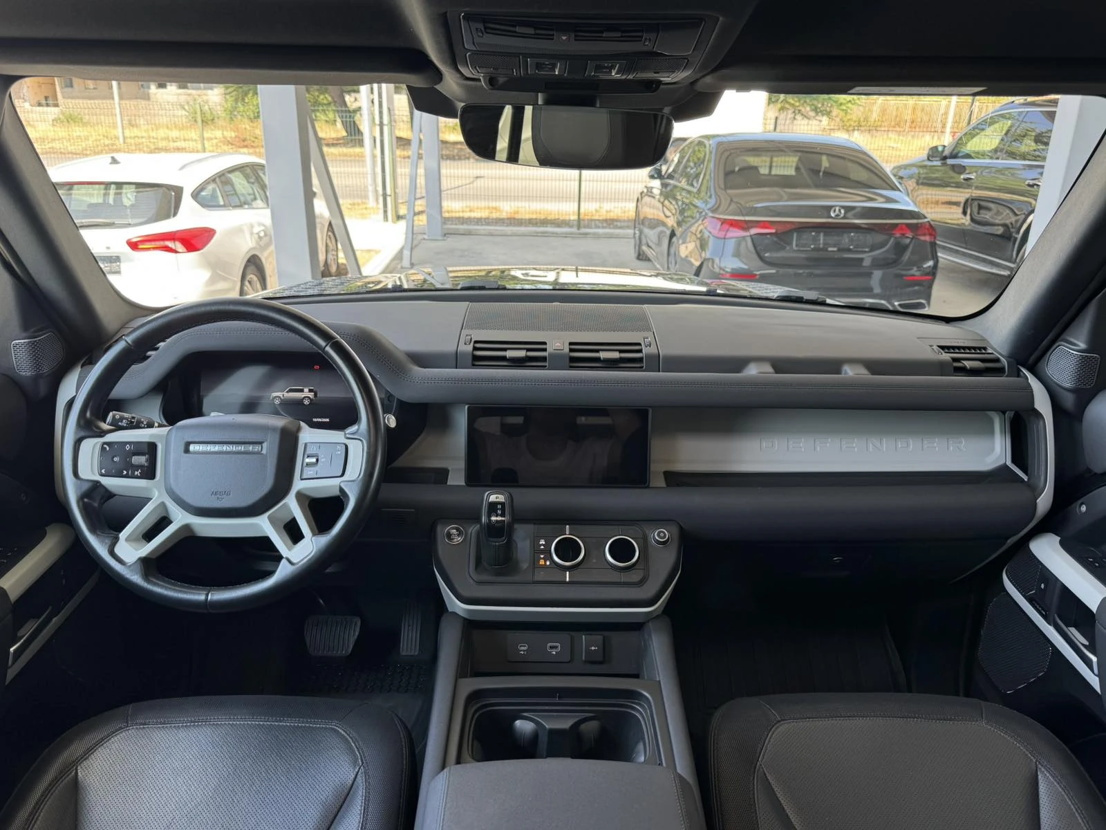 Land Rover Defender 3.0* 250ps* X-Dinamic* 4x4* 7M* КОЖА* НАВИ* ПАНО* , снимка 11 - Автомобили и джипове - 55610788