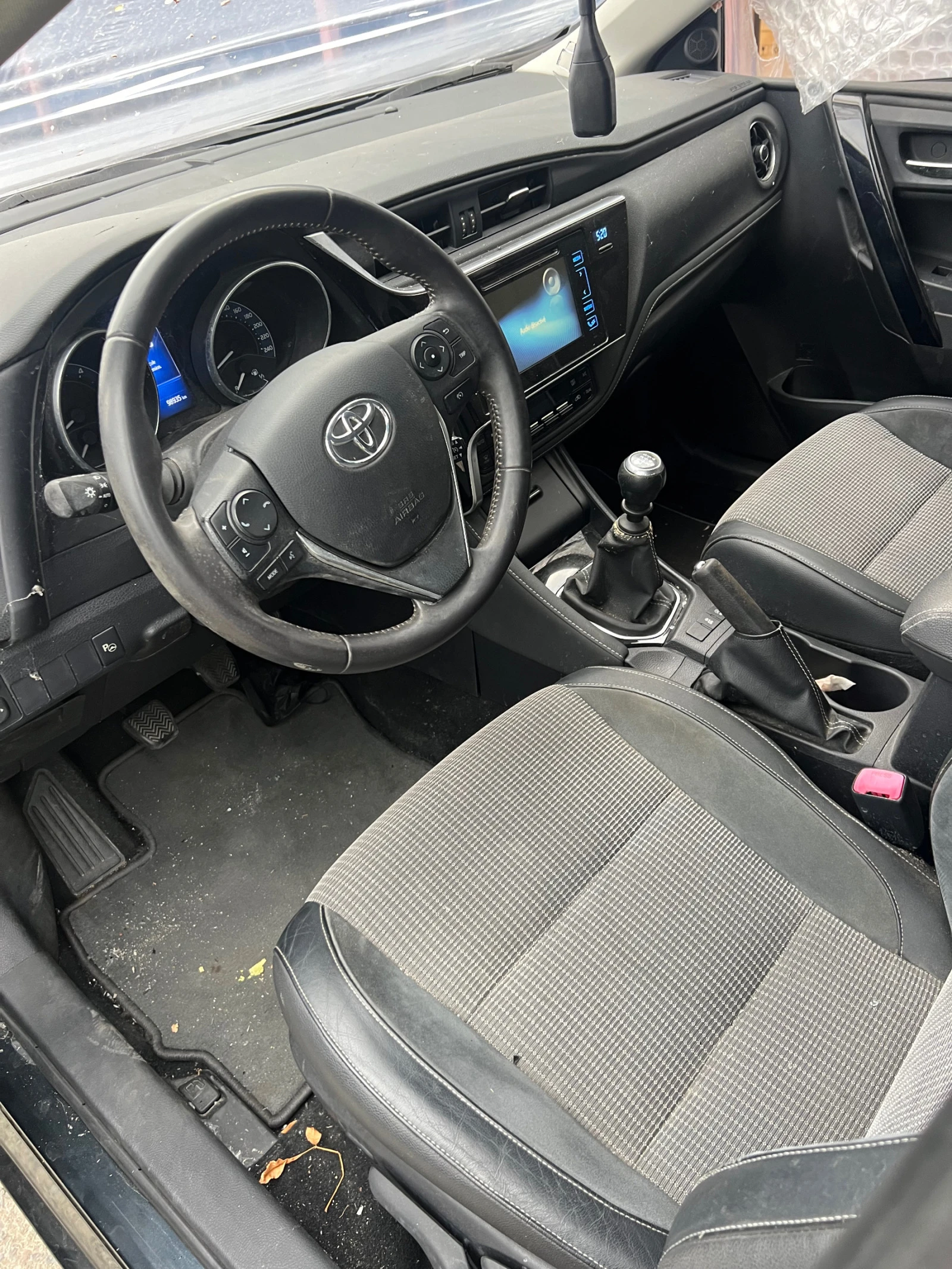 Toyota Auris 1.6 D 4 D - изображение 4