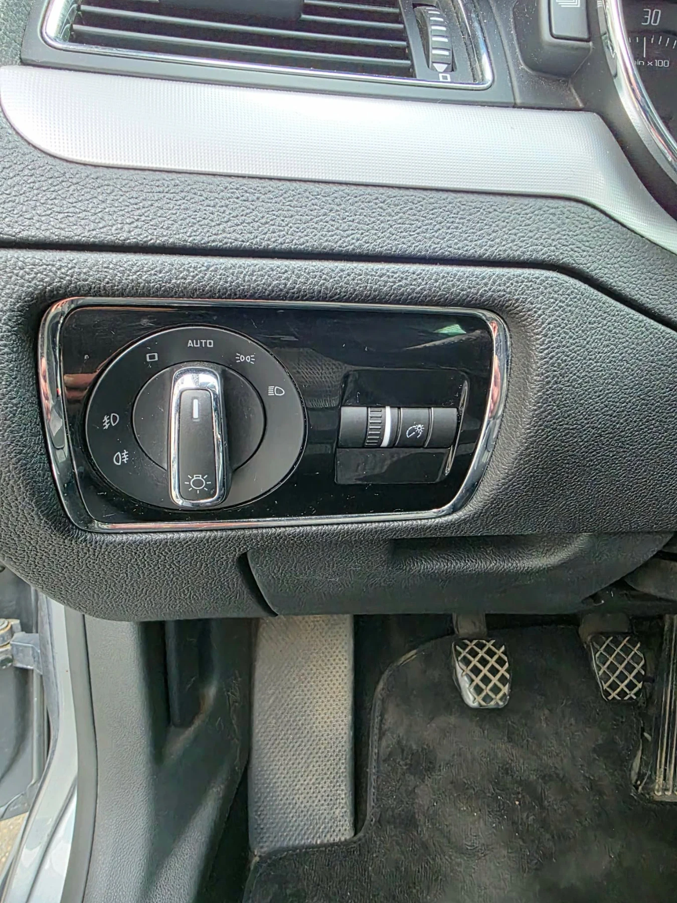 Skoda Superb 2.0 TDI, снимка 15 - Автомобили и джипове - 54161551