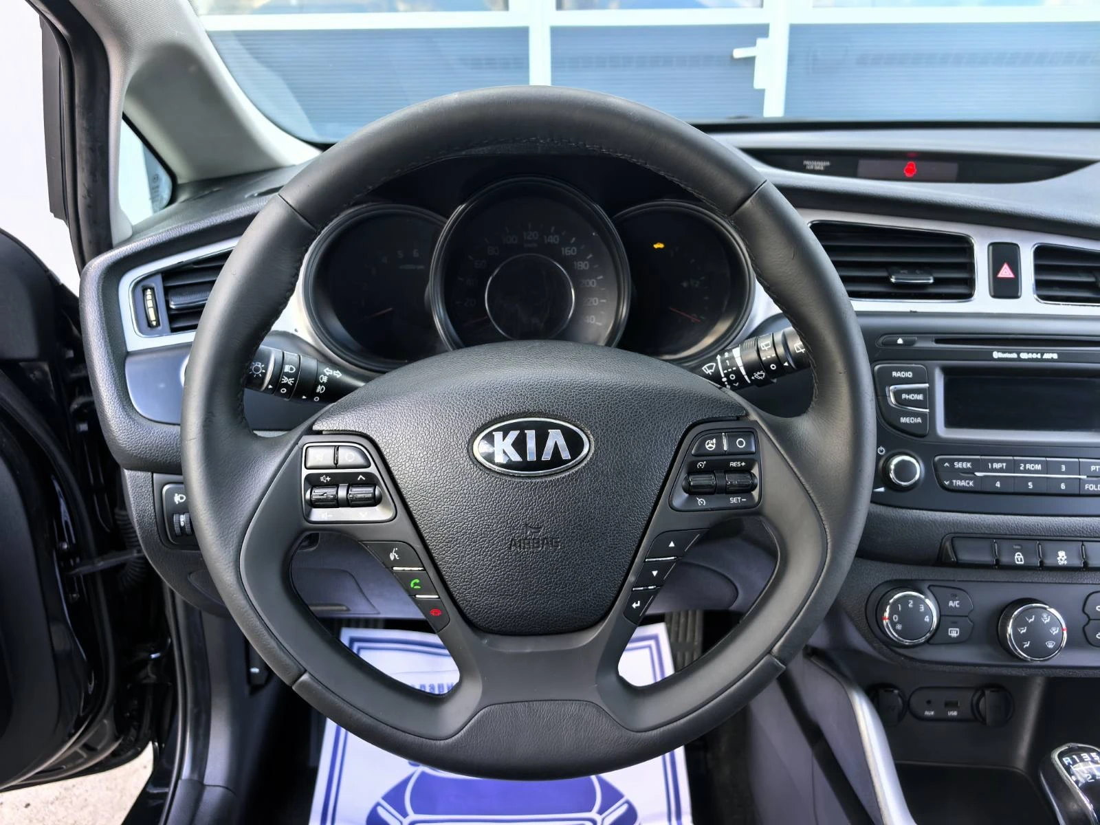 Kia Ceed 1.6CRDI, снимка 13 - Автомобили и джипове - 56214044